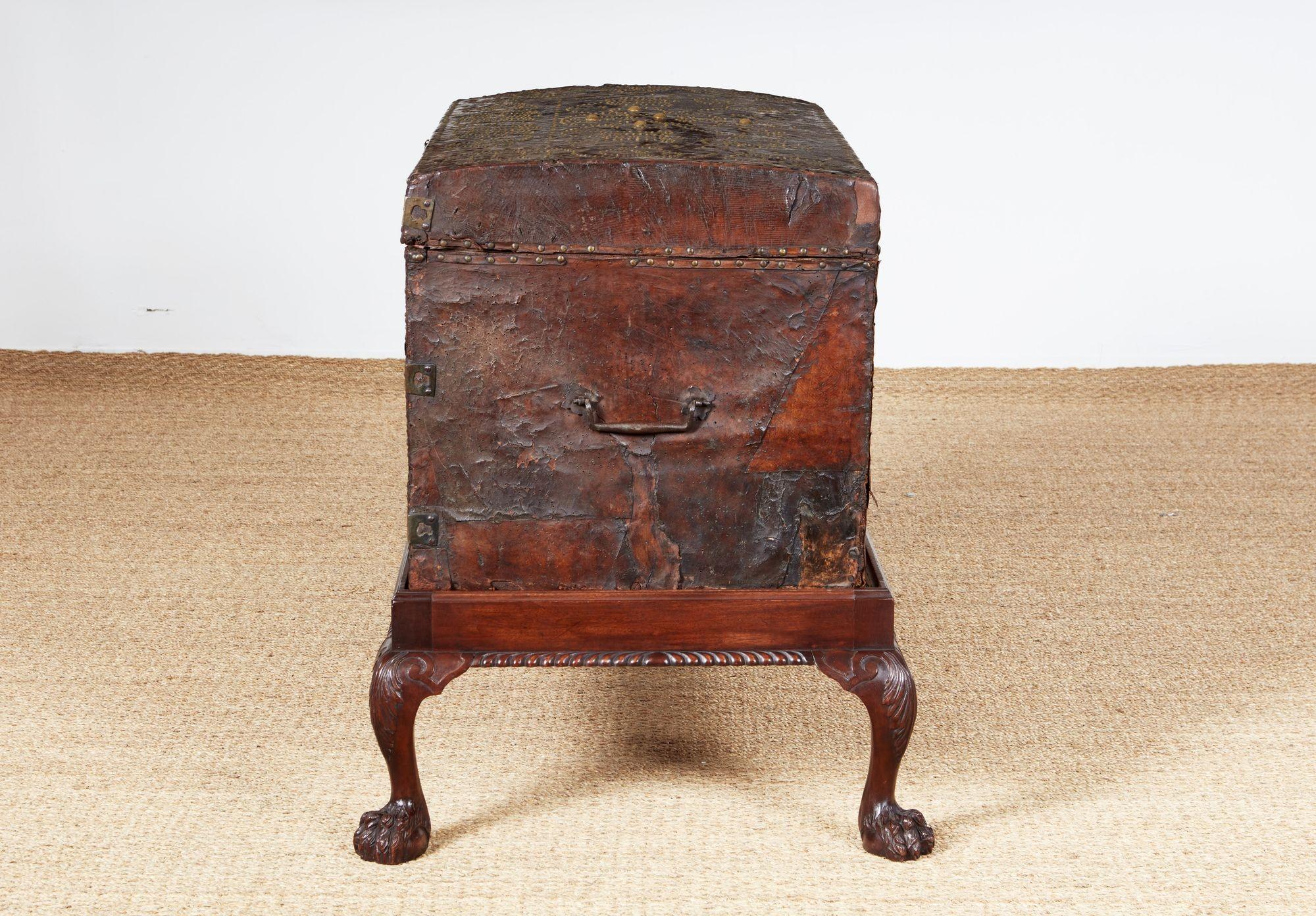Baule in pelle con borchie di George I+I su cavalletto in vendita 5