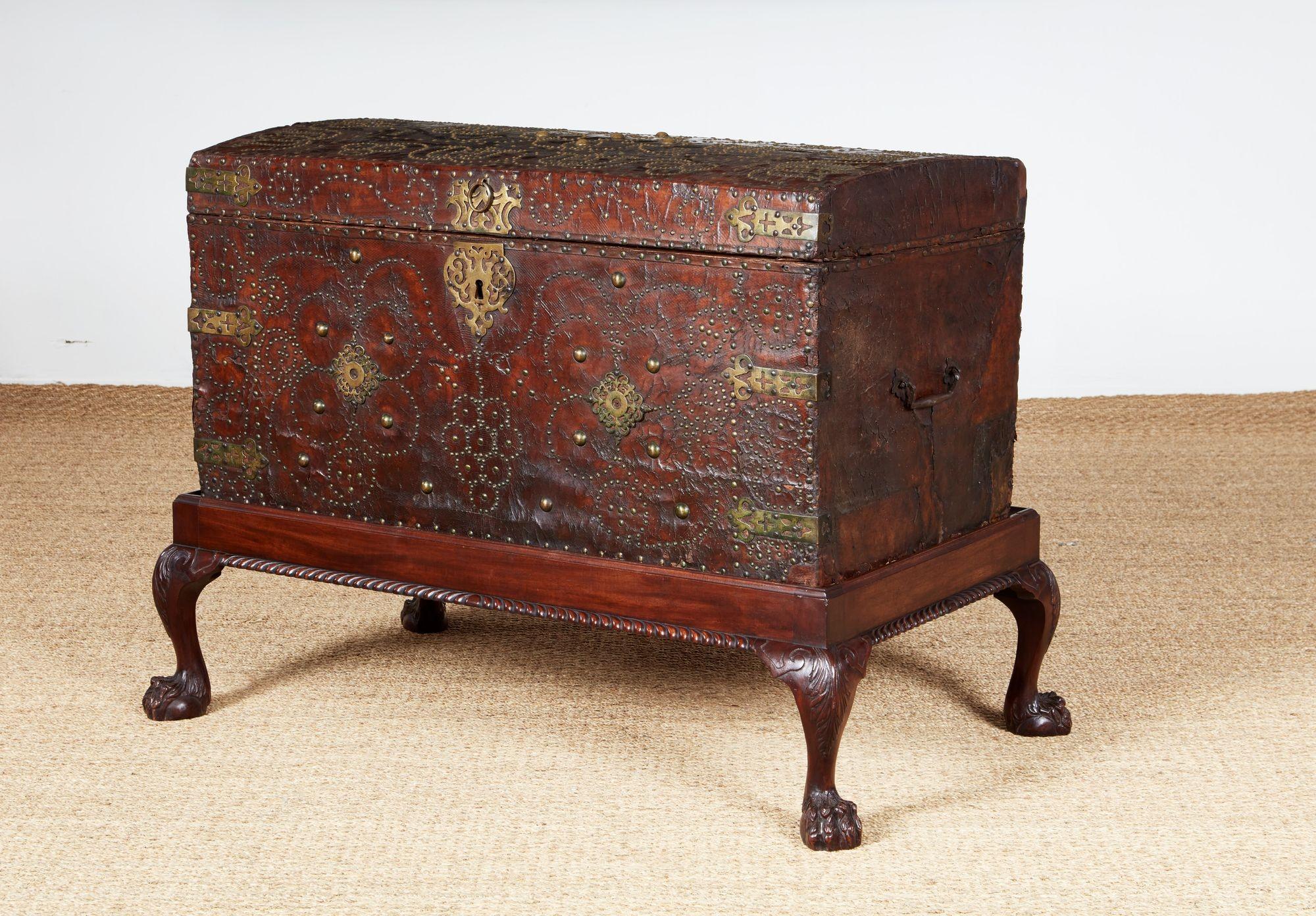 Bel baule da viaggio in pelle borchiata d'epoca George I, datato 1723, su cavalletto, con il coperchio a cupola tempestato di chiodini in ottone e ferro a motivo di foglie e viti, con le iniziali 