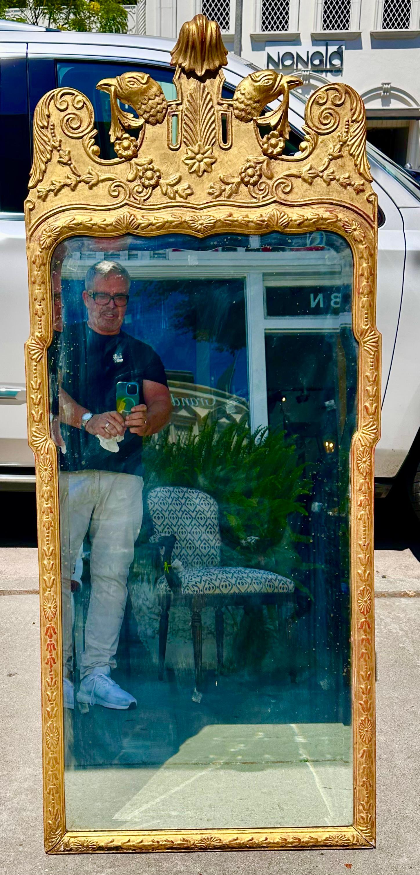 Miroir en bois doré à double aigle de style George I de Burton-Ching Bon état - En vente à LOS ANGELES, CA