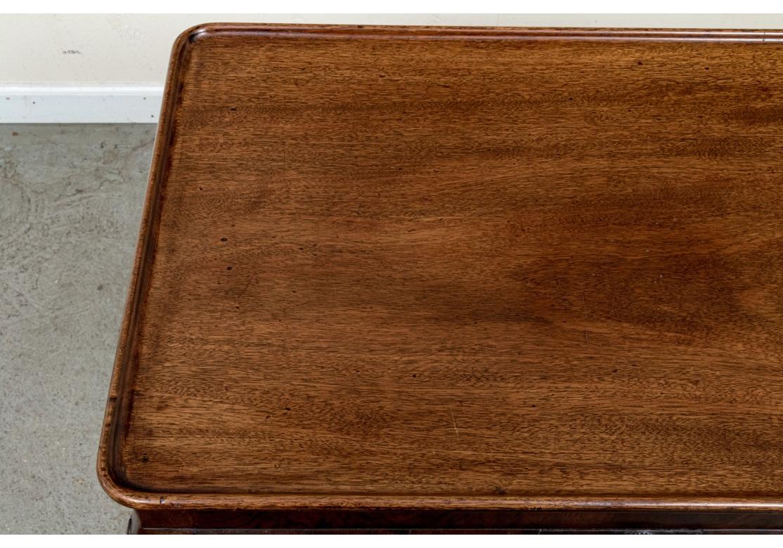 20ième siècle Table d'appoint en acajou sculpté de style George I en vente