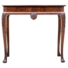 Mesa auxiliar de caoba tallada estilo Jorge I