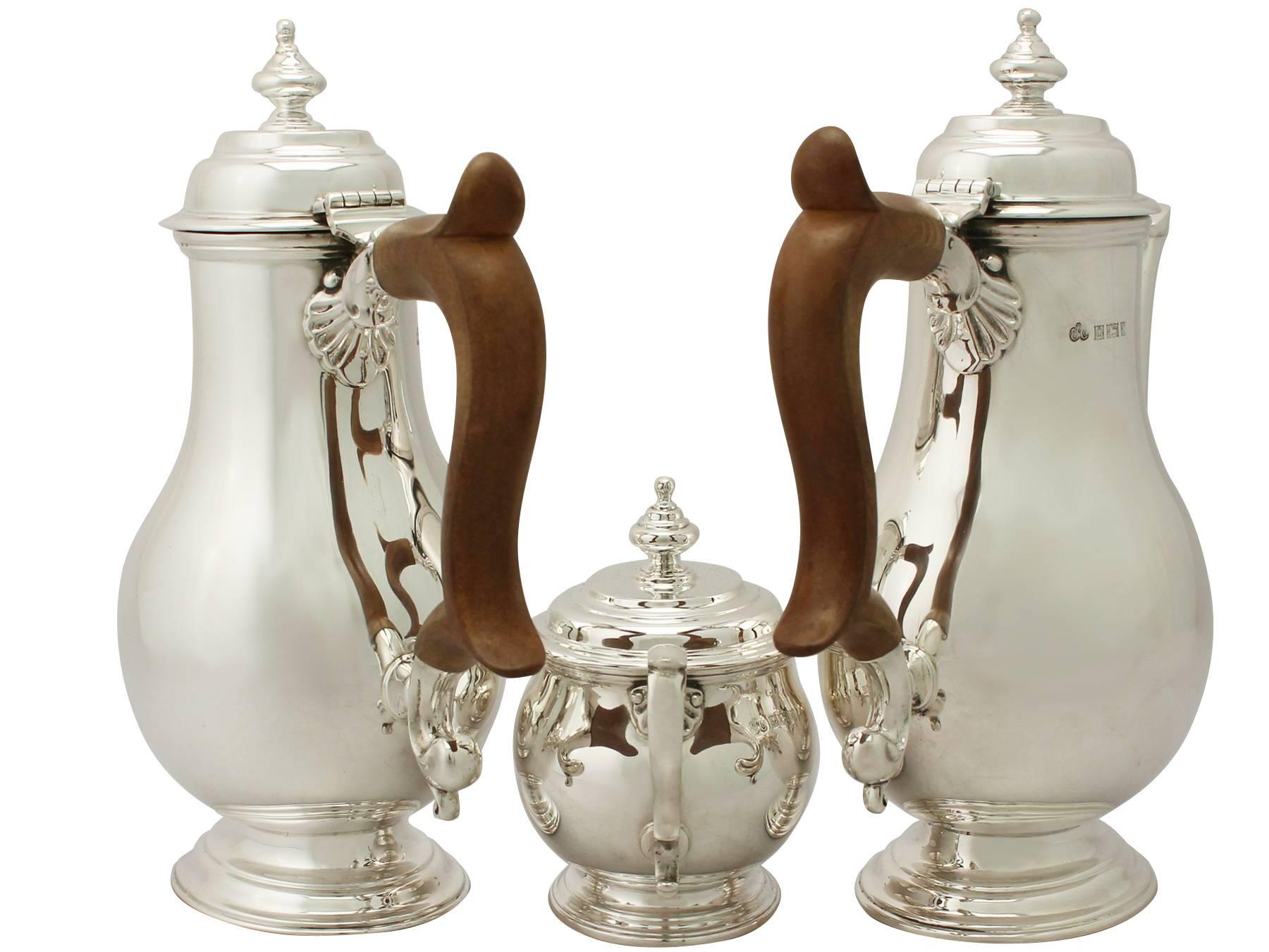 An exceptional, fine and impressive vintage Elizabeth II English sterling silver cafe´ au lait set made in the George I style; an addition to our collectable teaware collection.

This exceptional vintage Elizabeth II sterling silver cafe au lait