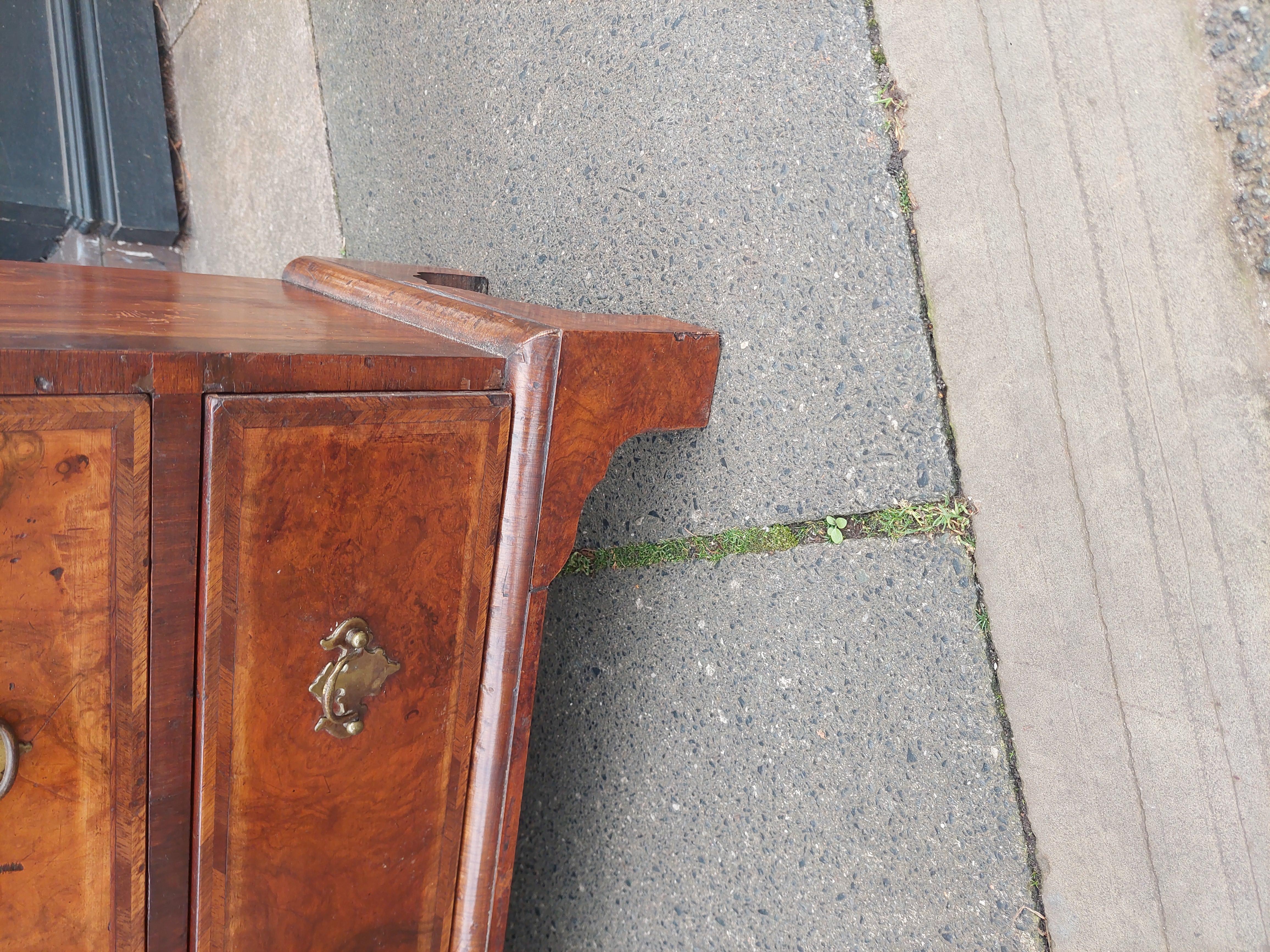 Arcón de soltero de nogal estilo Jorge I siglo XIX en venta