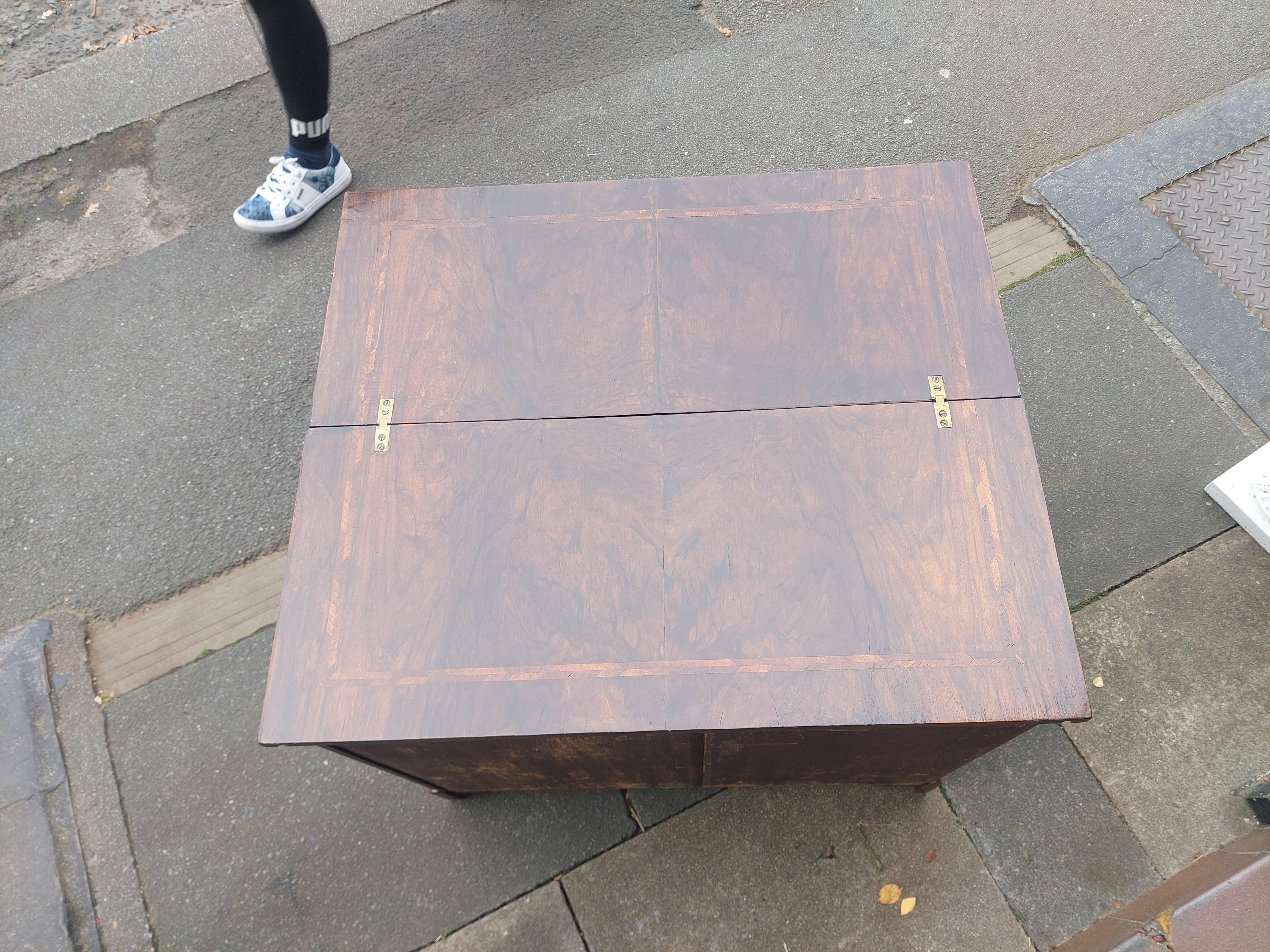 Arcón de soltero de nogal estilo Jorge I en venta 3