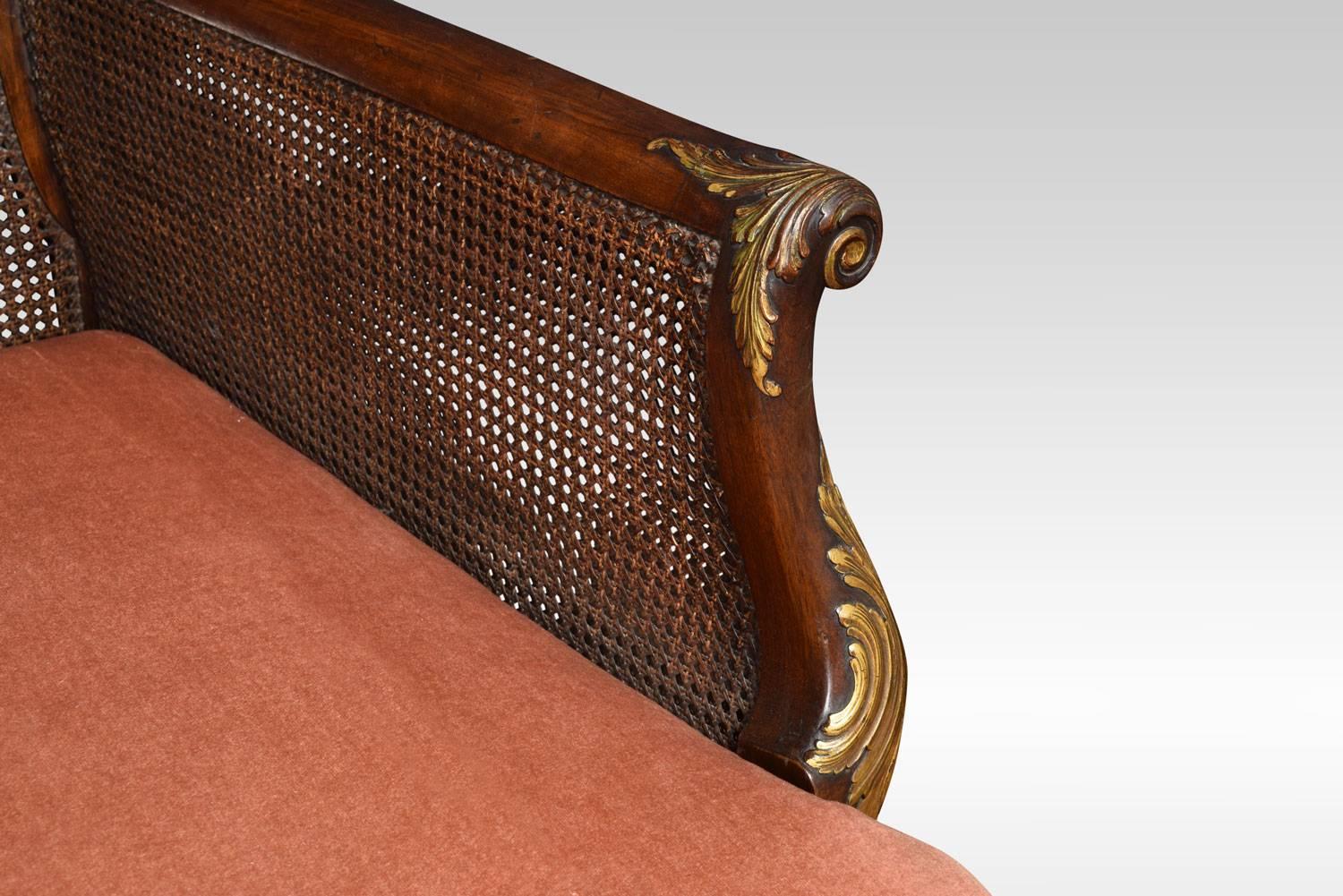 Georg I. Stil Nussbaum Bergère Dreisitziges Sofa (20. Jahrhundert) im Angebot