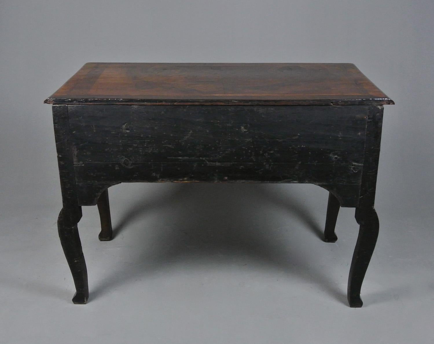 George I Walnut and Laburnum Oyster Veneer Dressing Table c. 1730 For Sale 3