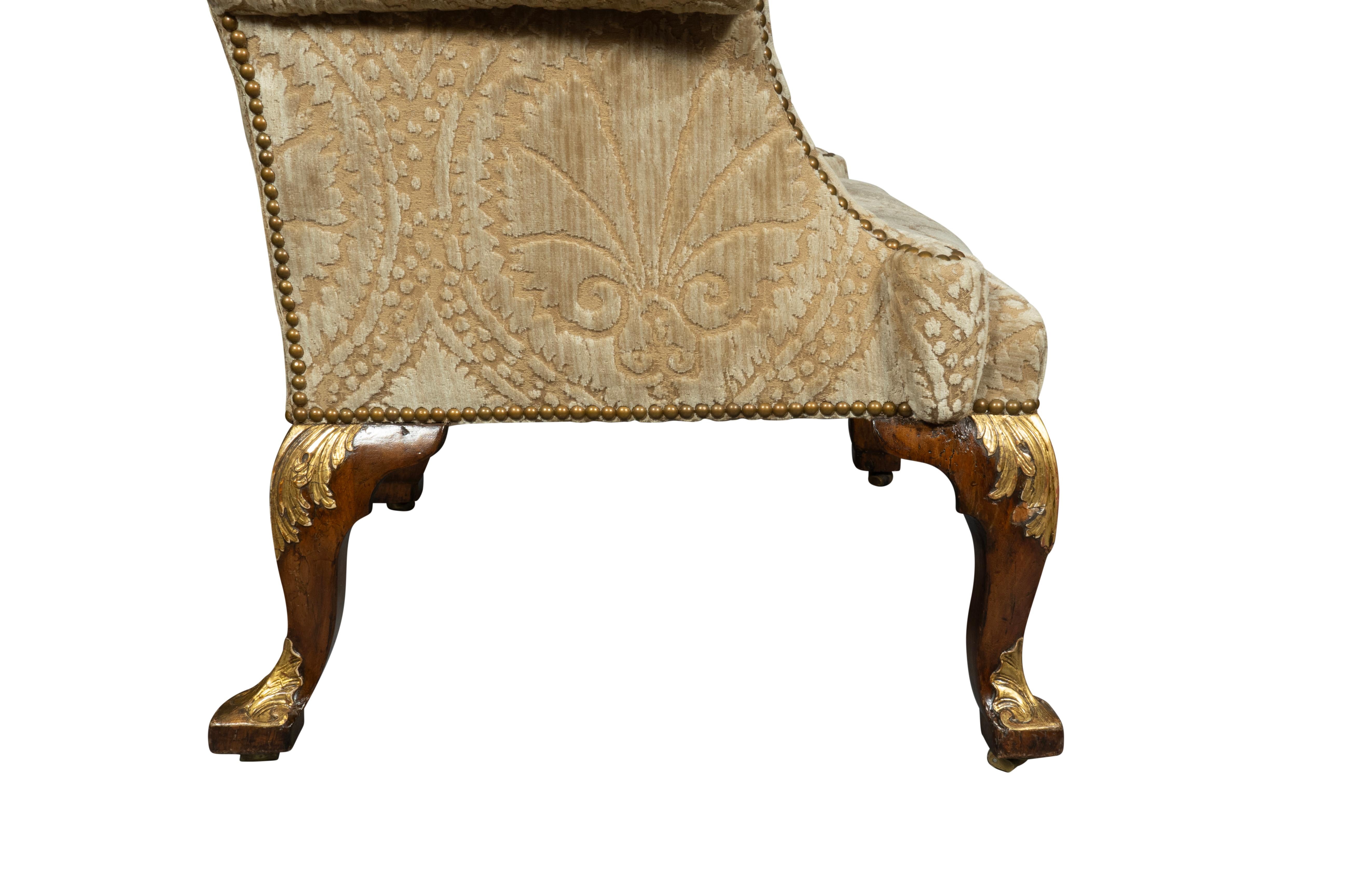 Poltrona George I in legno di noce e dorato a pacchi in vendita 6