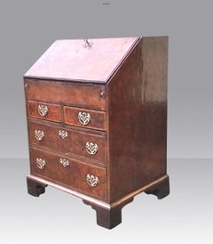 Antico ufficio di Giorgio I in noce di piccole proporzioni, circa 1720