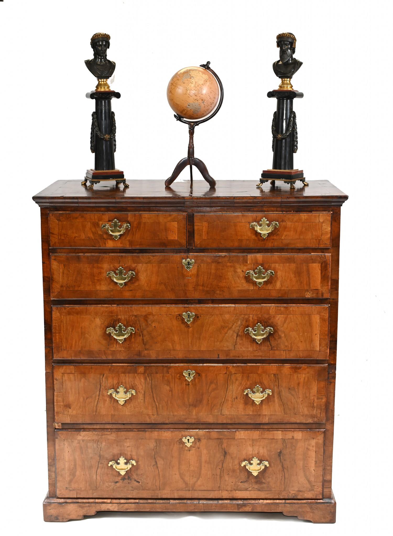 Splendida cassettiera d'epoca George I in noce
La cassapanca in noce è divisa in due parti (questo era comune nei primi tempi, prima che fosse facile trasportare gli oggetti più grandi nelle camere da letto al piano superiore attraverso scale