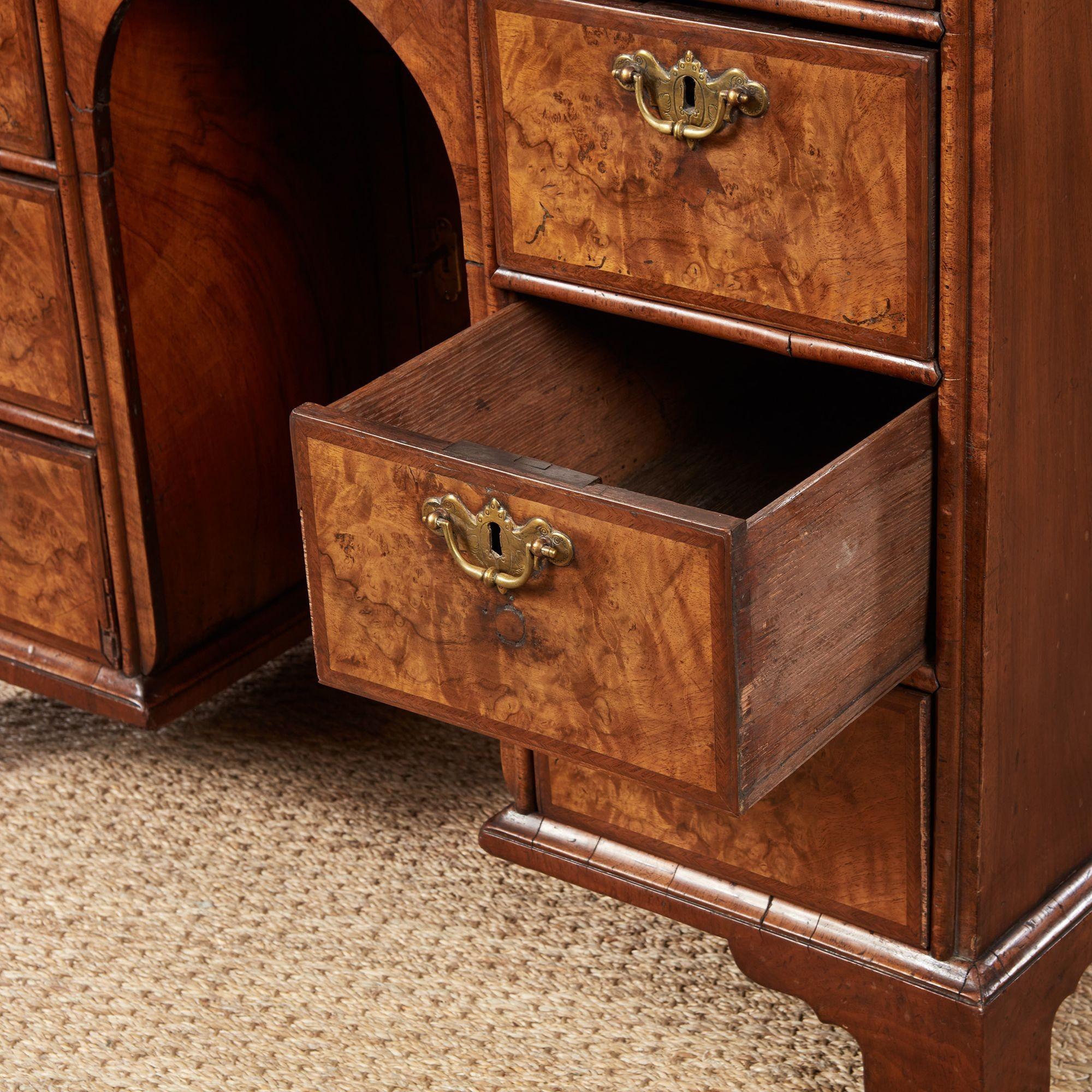 George I Walnut Desk en vente 5