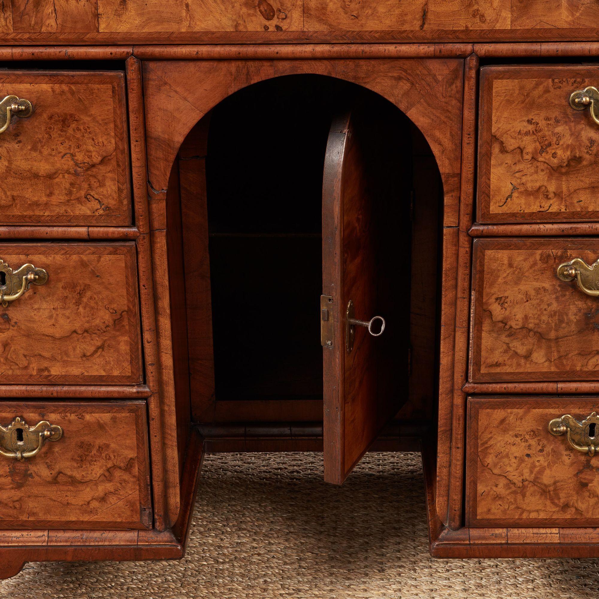George I Walnut Desk en vente 6