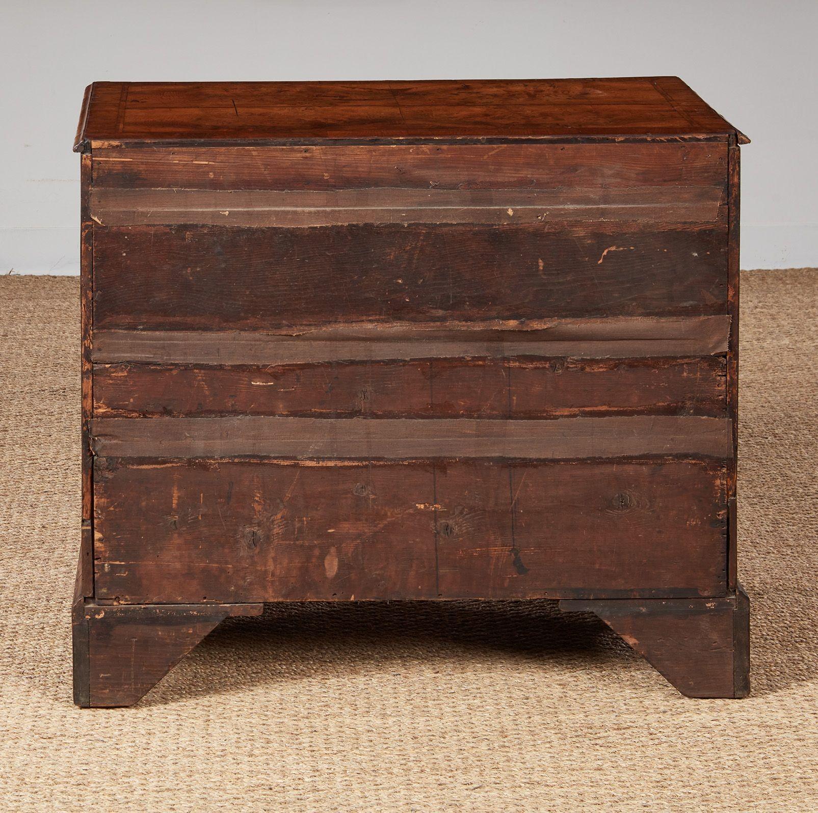 George I Walnut Desk en vente 8