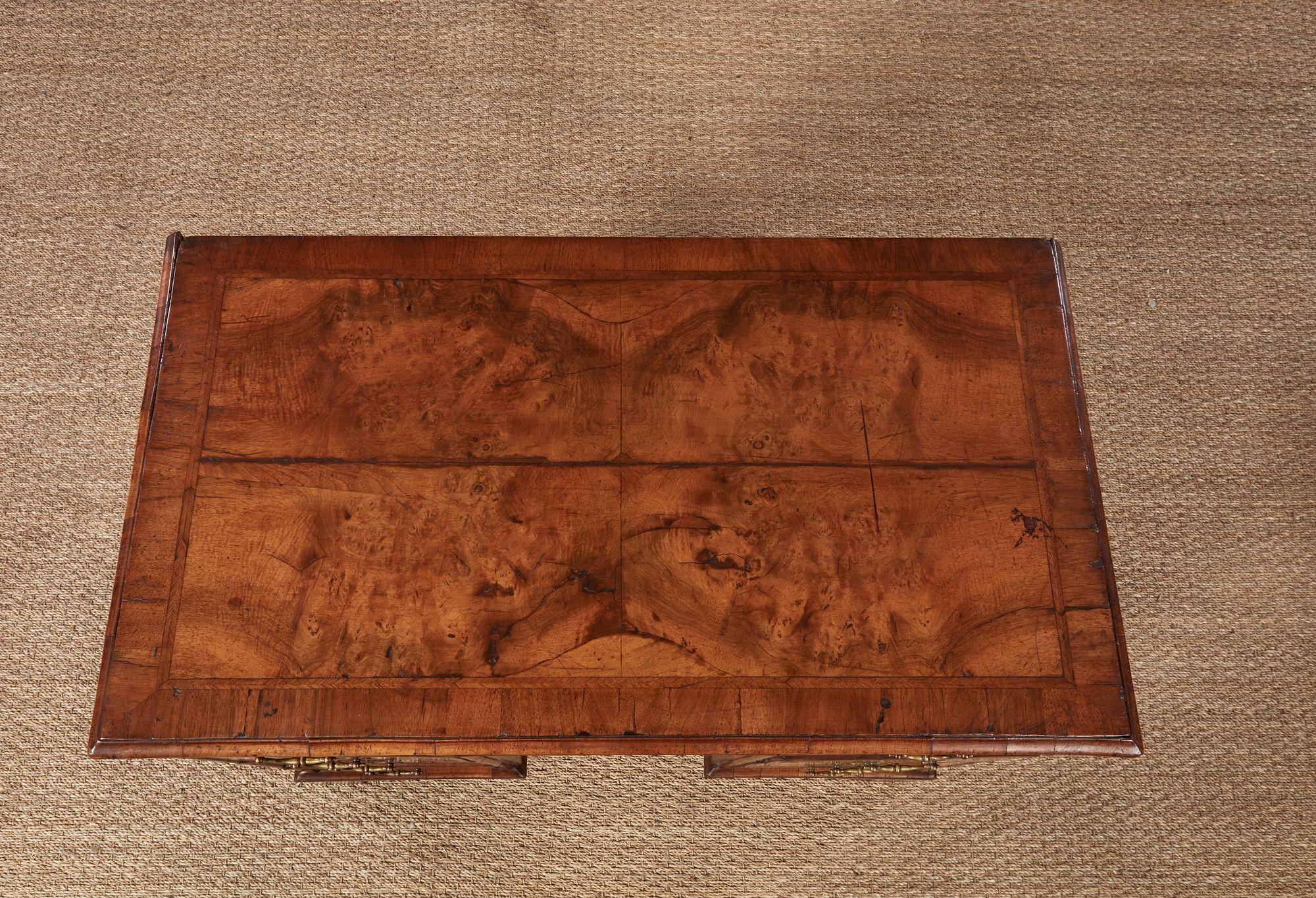 Anglais George I Walnut Desk en vente