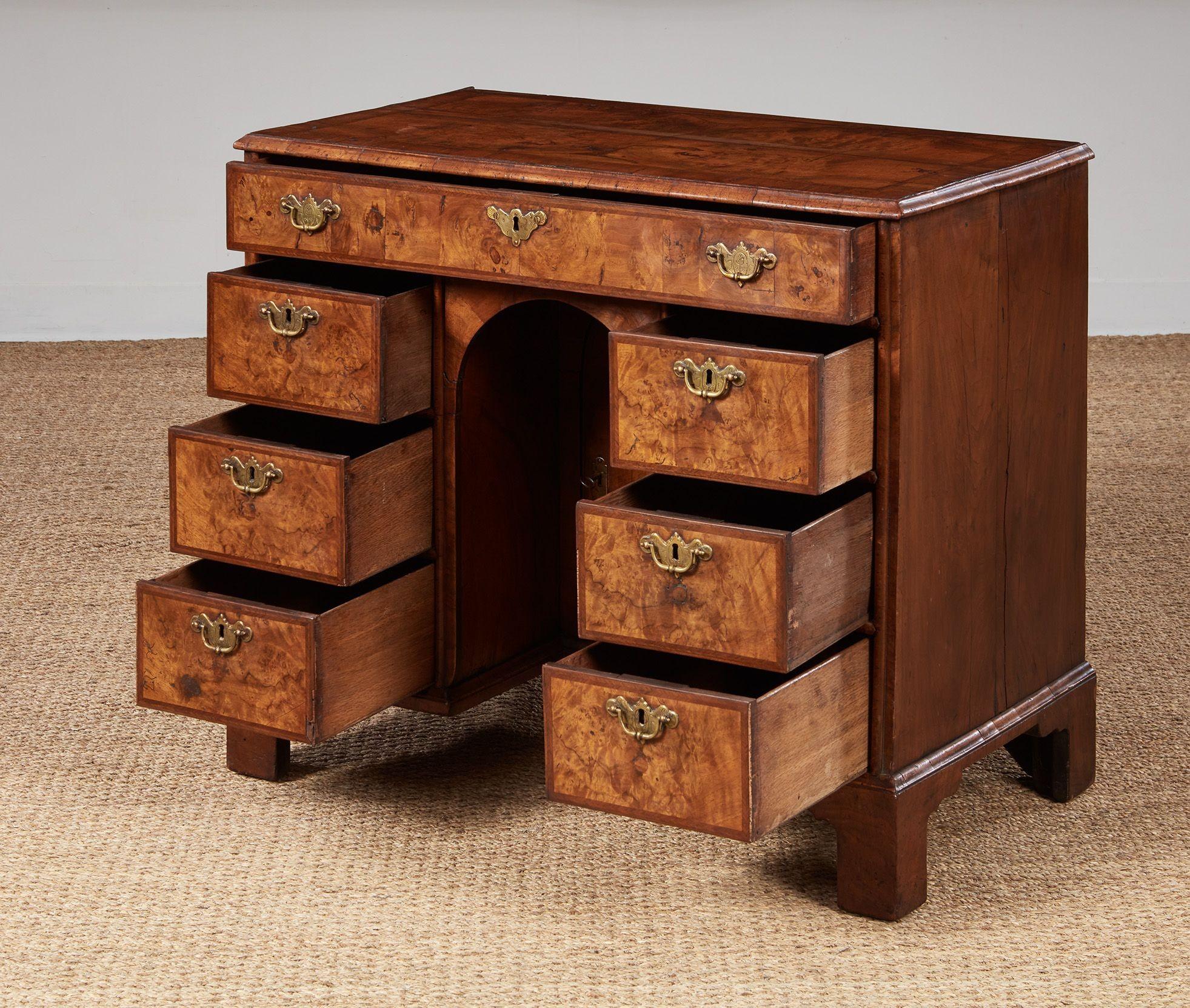 George I Walnut Desk Bon état - En vente à Greenwich, CT