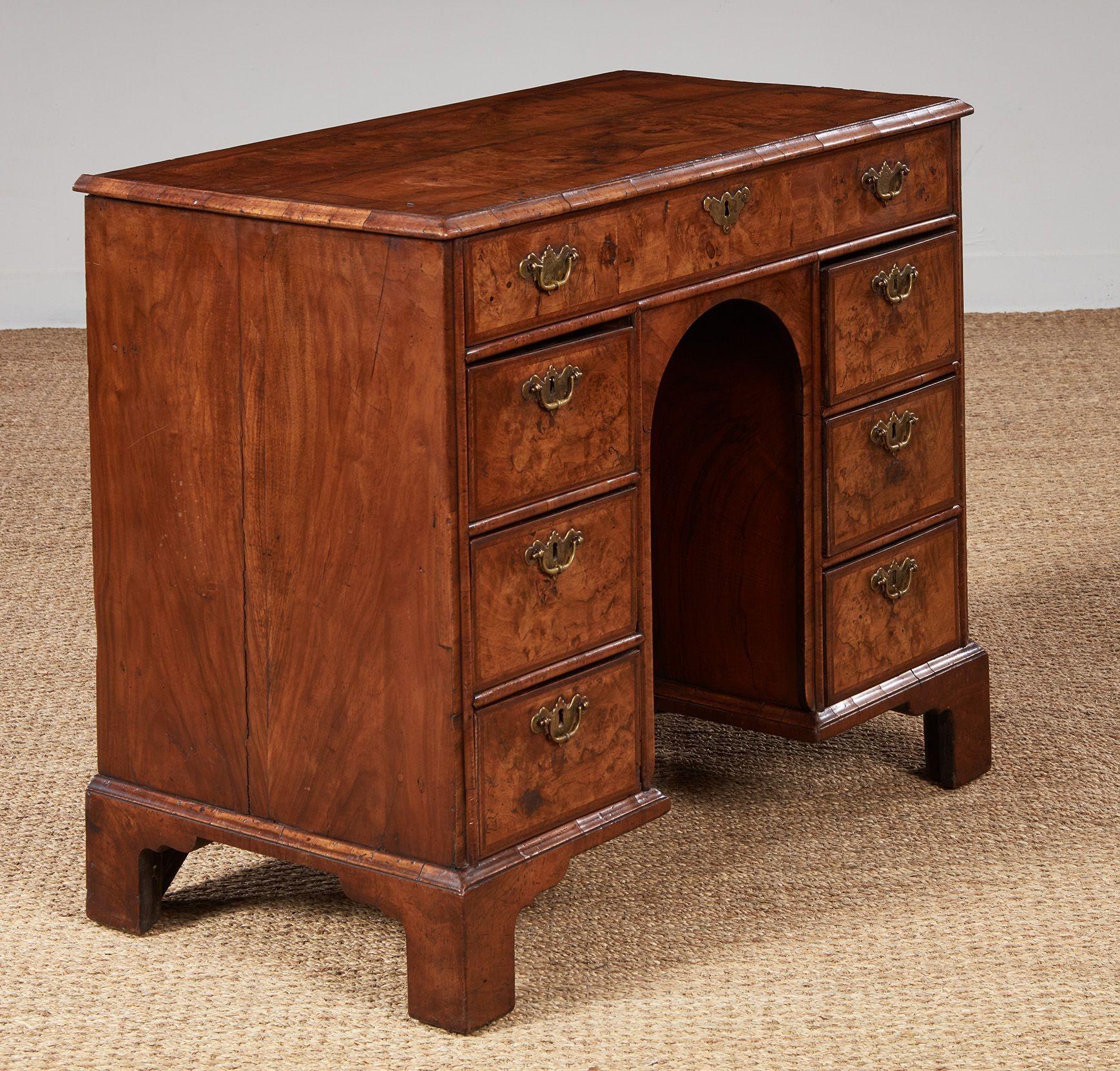 George I Walnut Desk en vente 1