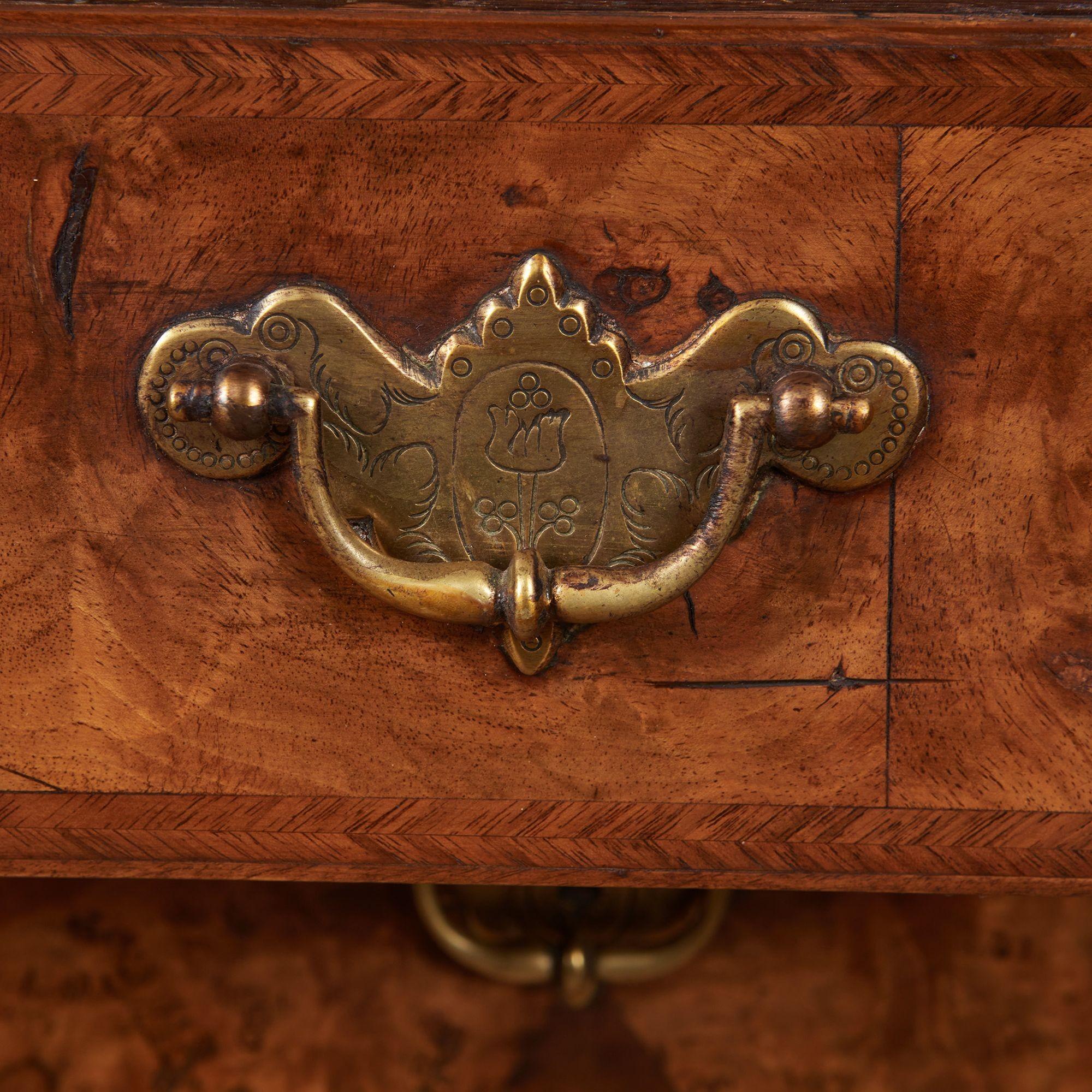 George I Walnut Desk en vente 2