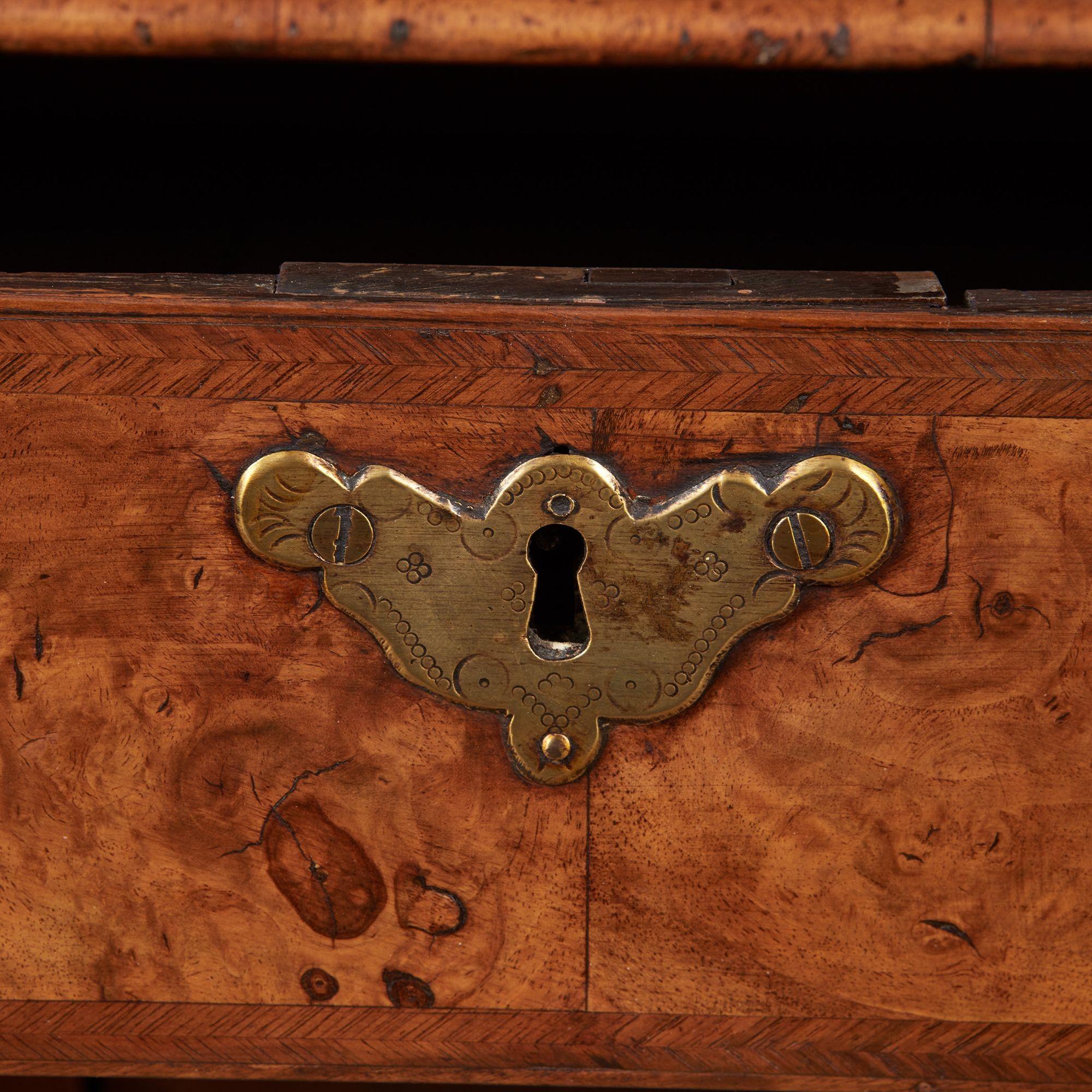 George I Walnut Desk en vente 3