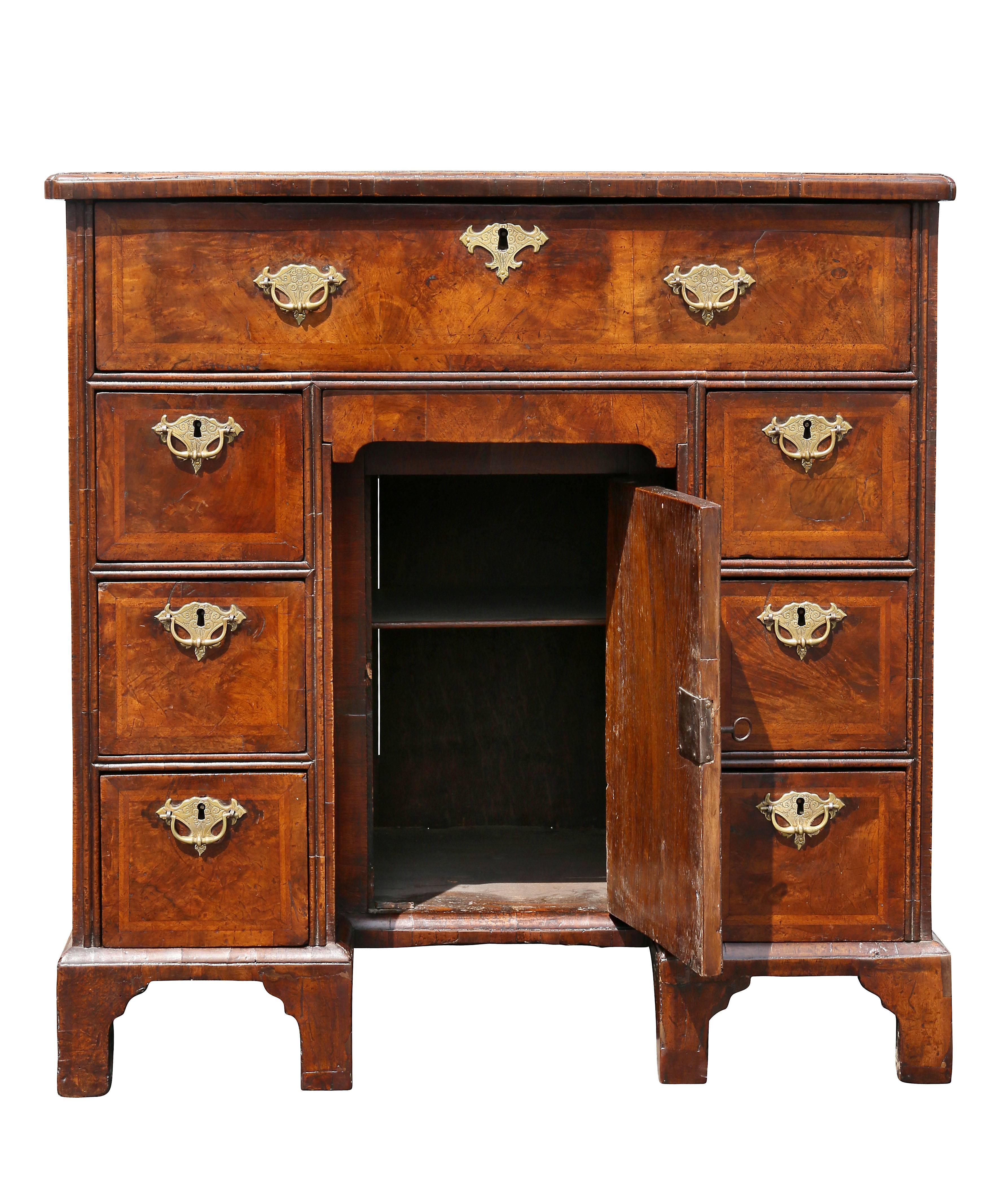 Knieloch-Schreibtisch aus Nussbaumholz, George I. im Zustand „Gut“ im Angebot in Essex, MA