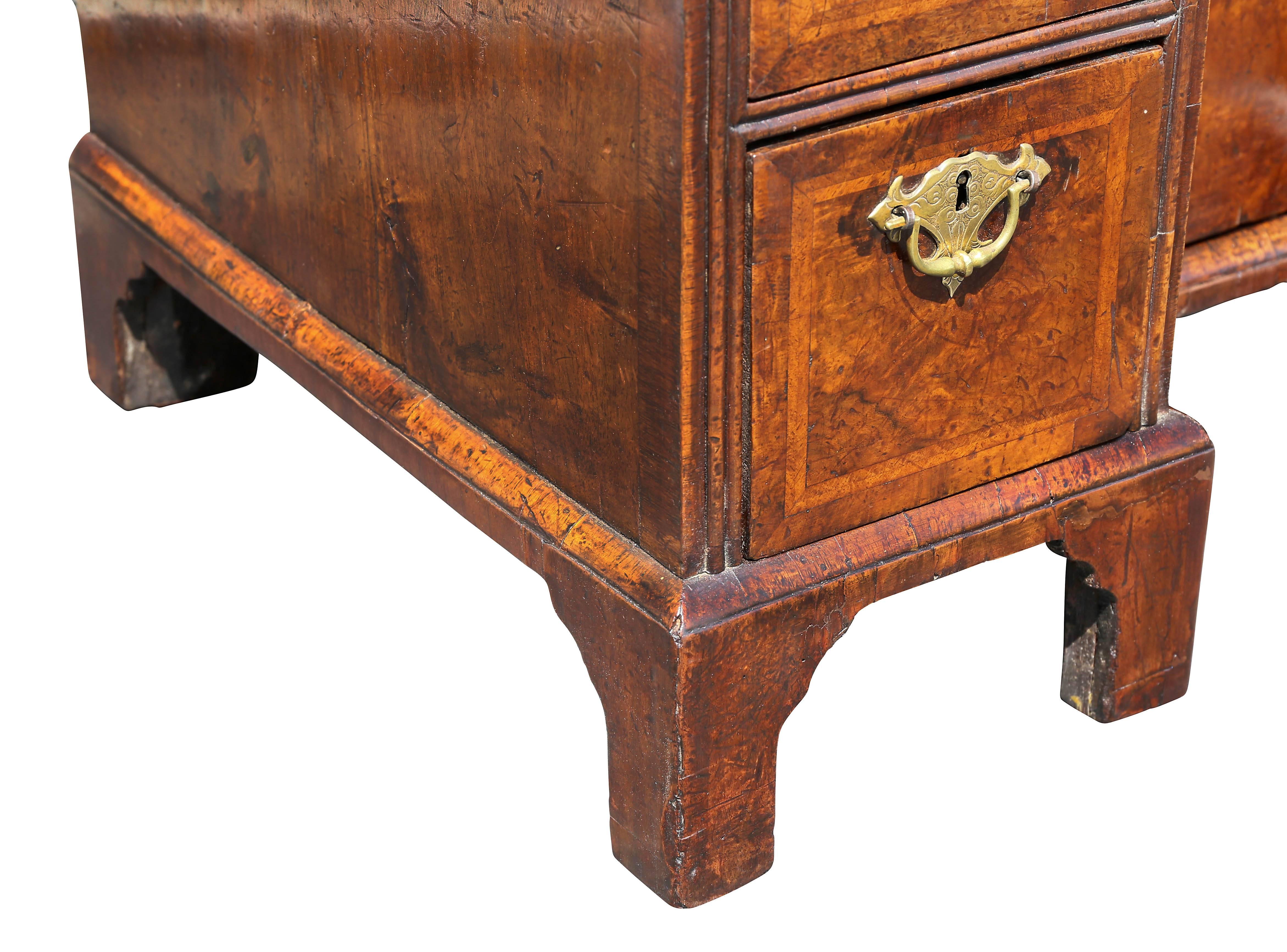 Knieloch-Schreibtisch aus Nussbaumholz, George I. im Angebot 3