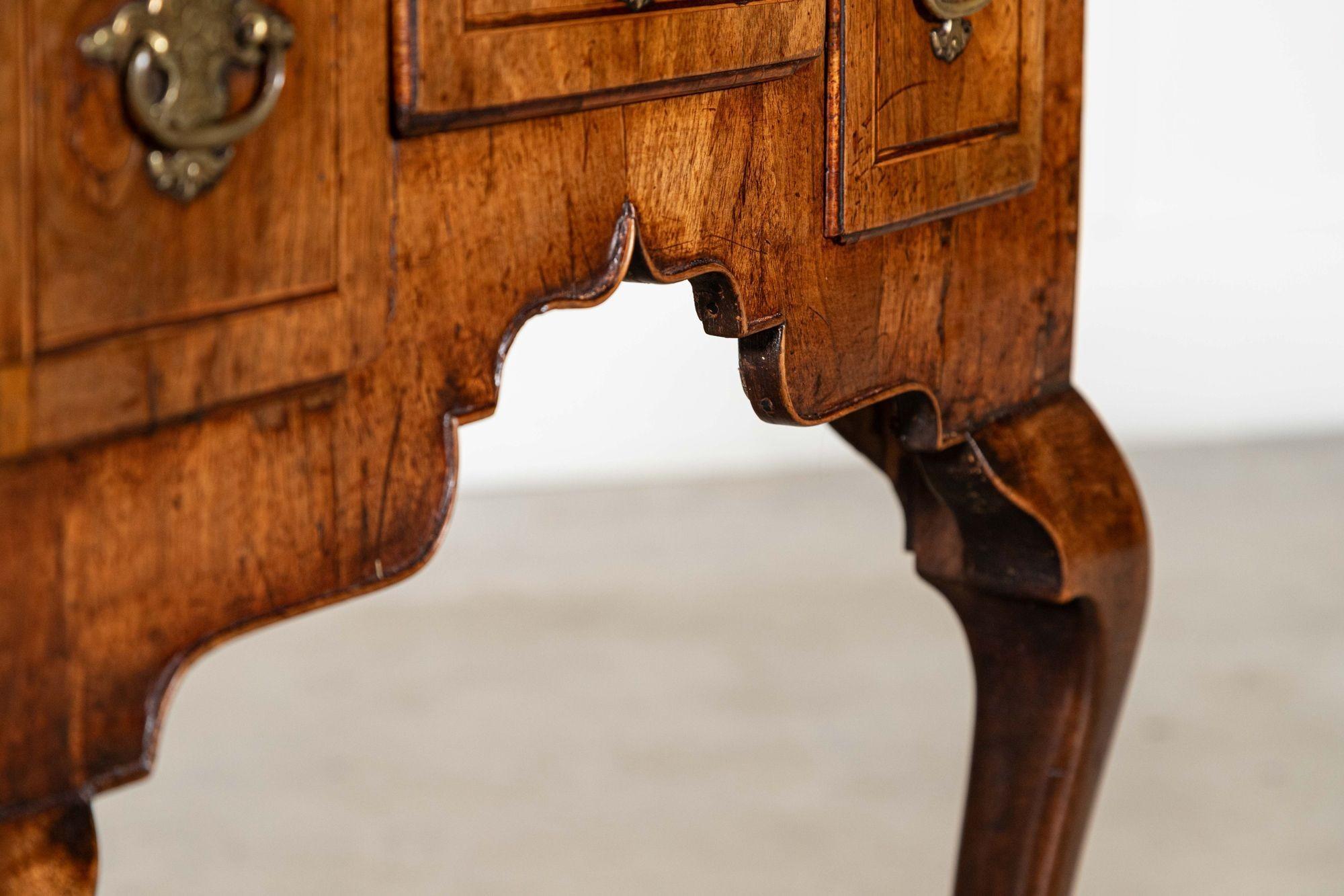 Table d'appoint George I en noyer à genouillère en vente 5