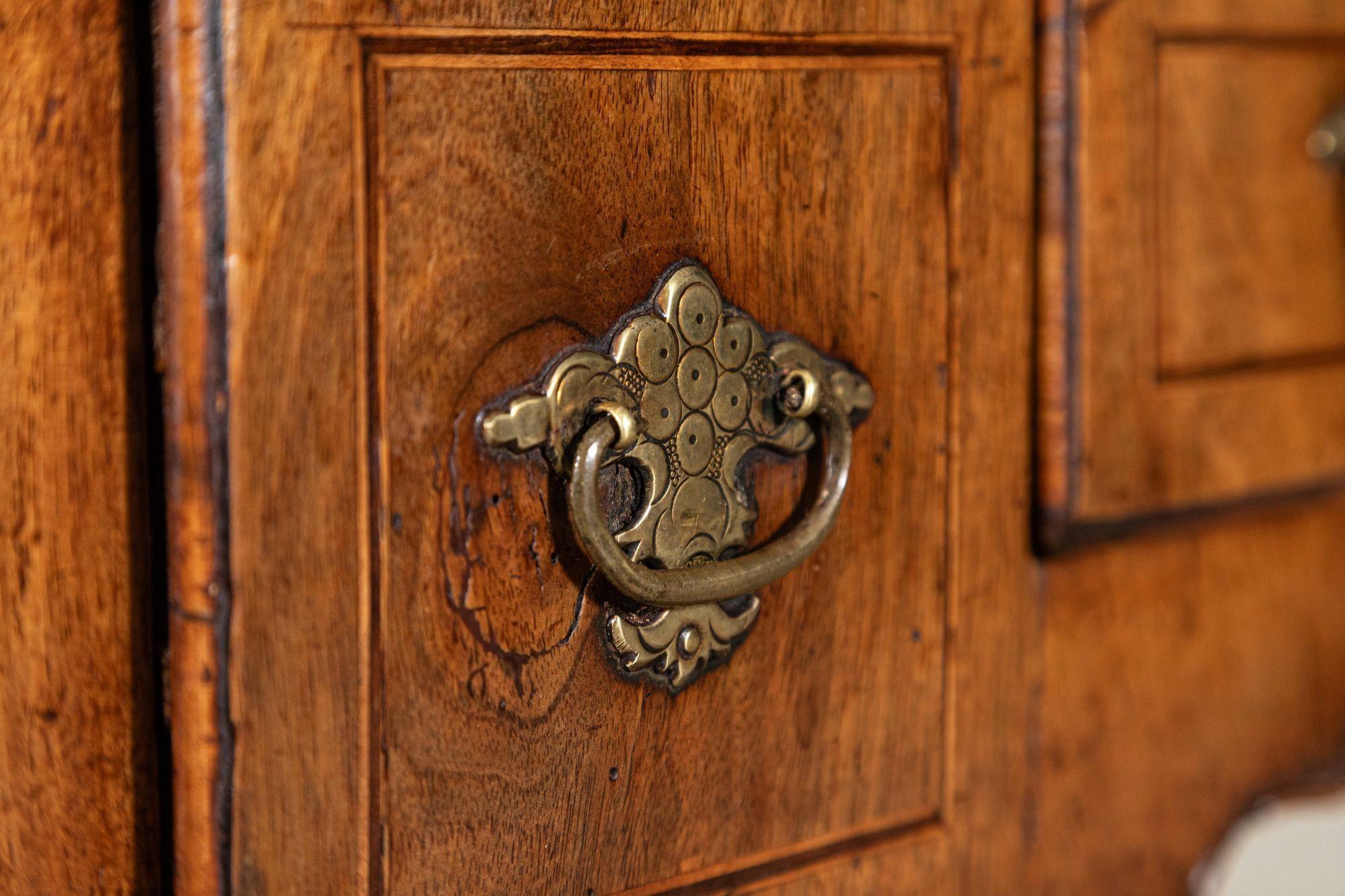 Table d'appoint George I en noyer à genouill�ère en vente 6