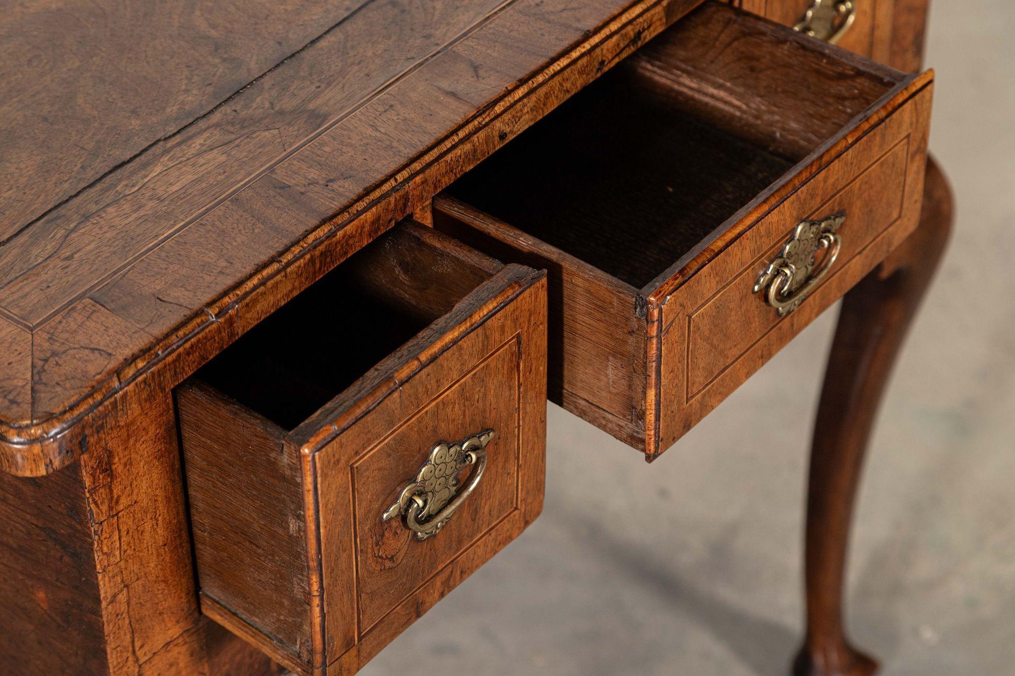 Table d'appoint George I en noyer à genouillère en vente 7