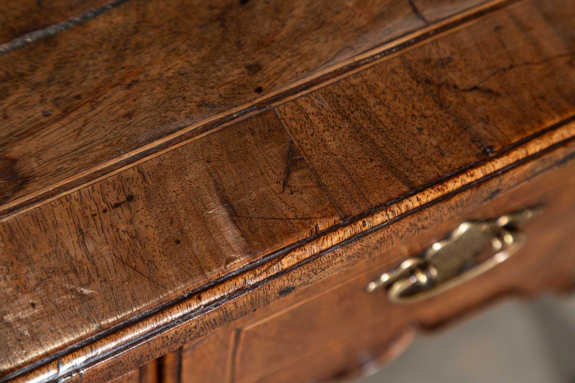 Table d'appoint George I en noyer à genouillère en vente 8