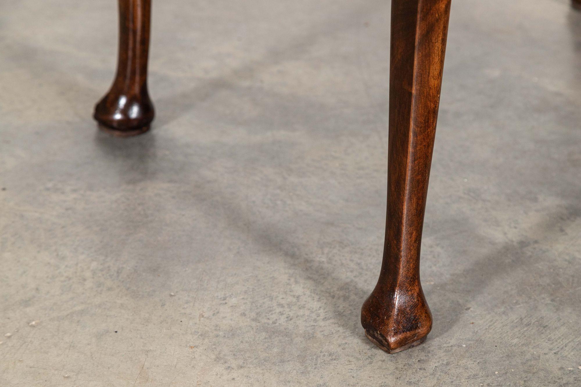 Table d'appoint George I en noyer à genouillère en vente 9