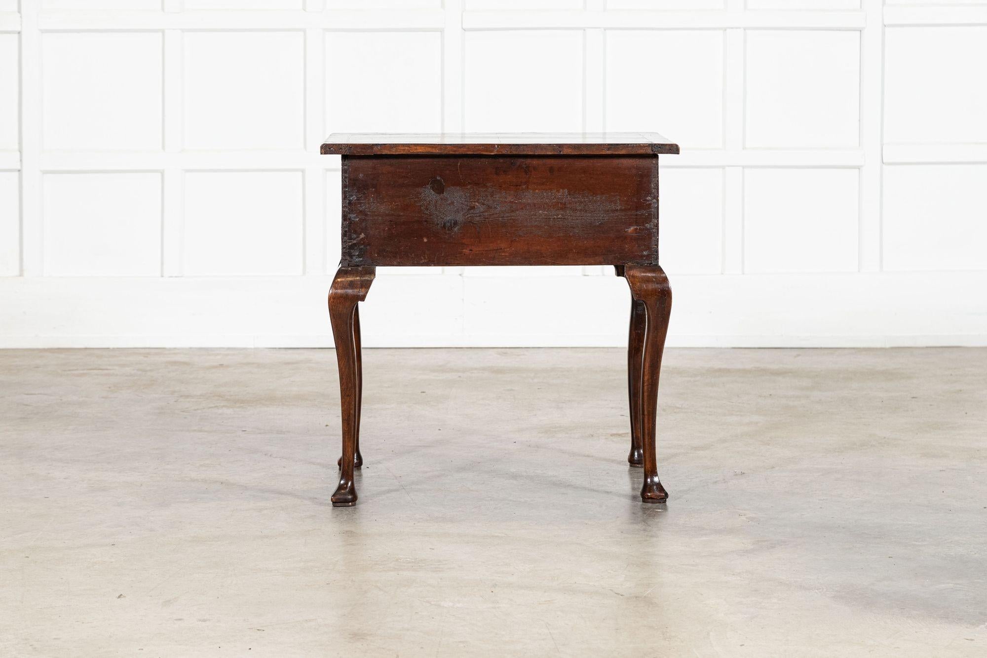 Table d'appoint George I en noyer à genouillère en vente 10