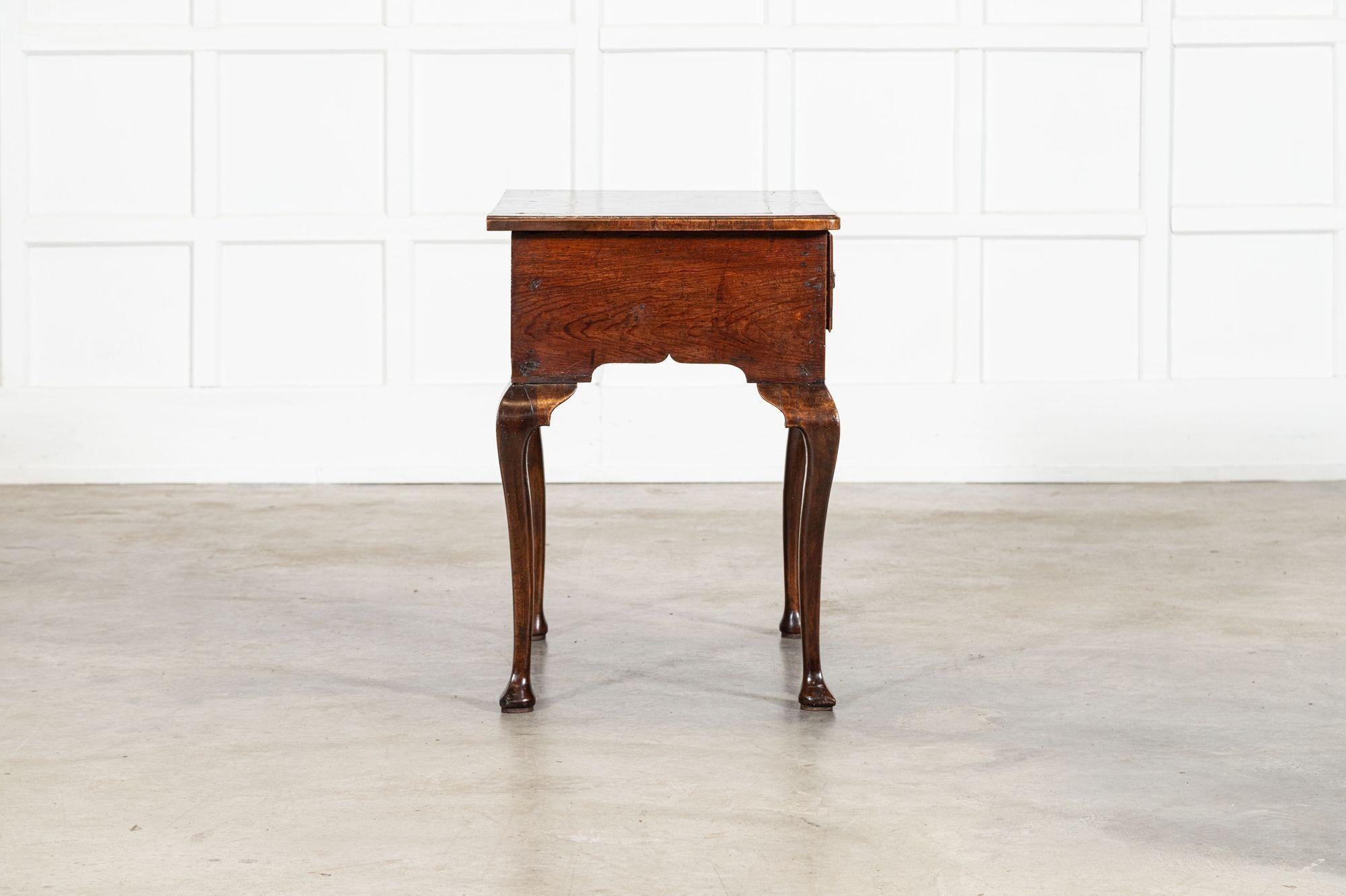 Table d'appoint George I en noyer à genouillère en vente 2