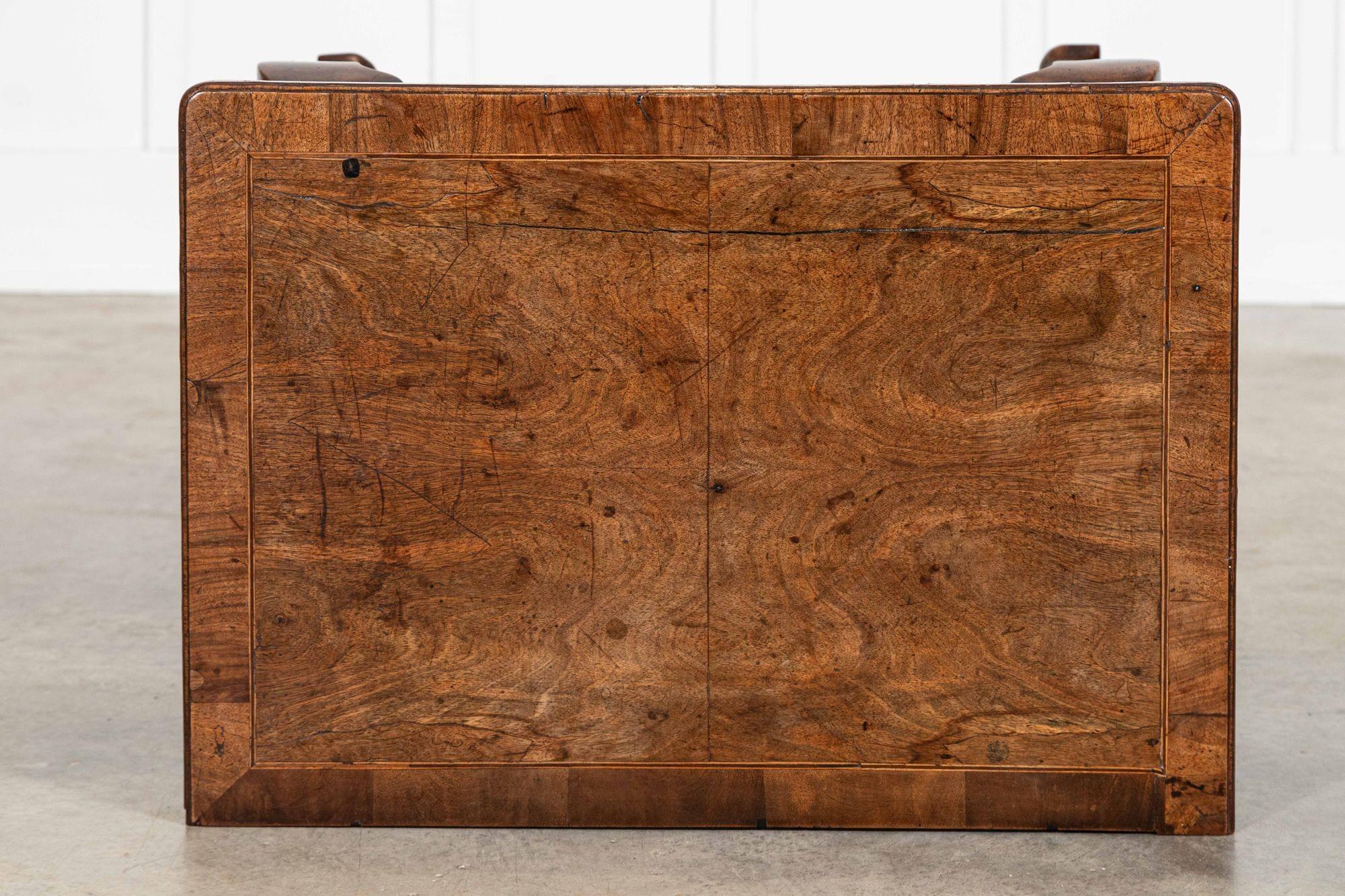 Table d'appoint George I en noyer à genouillère en vente 3