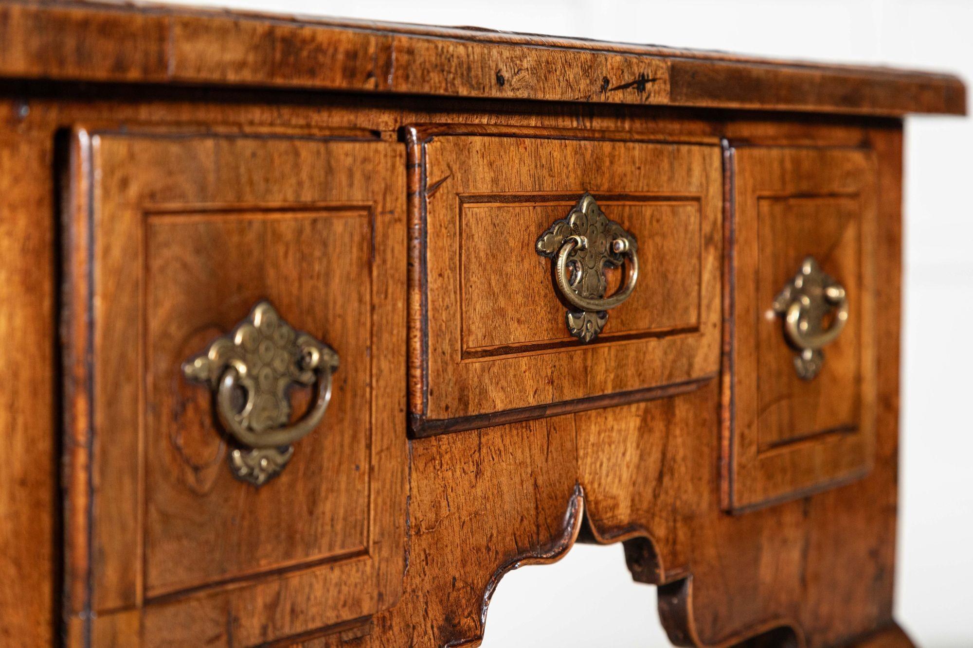 Table d'appoint George I en noyer à genouillère en vente 4