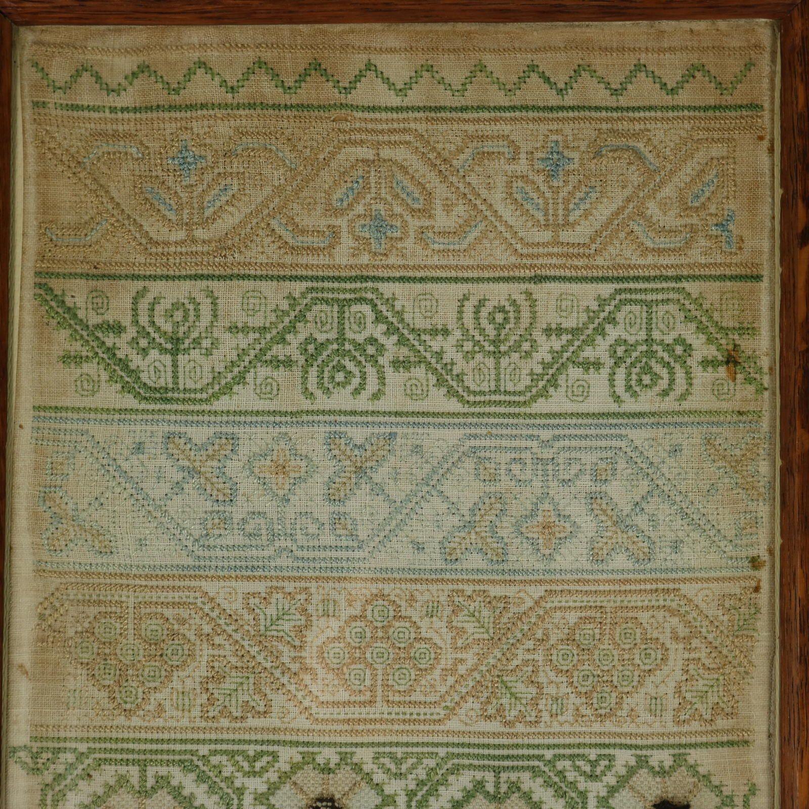 Bandmustertuch aus der Restaurierungszeit, datiert 1678, Stempel mit Initialen EV. Das Mustertuch ist mit Seidenfäden auf einem Leinengrund gearbeitet. Eine wunderbare Vielfalt von horizontal gemusterten Bändern auf dem Mustertuch. Farben Gold,