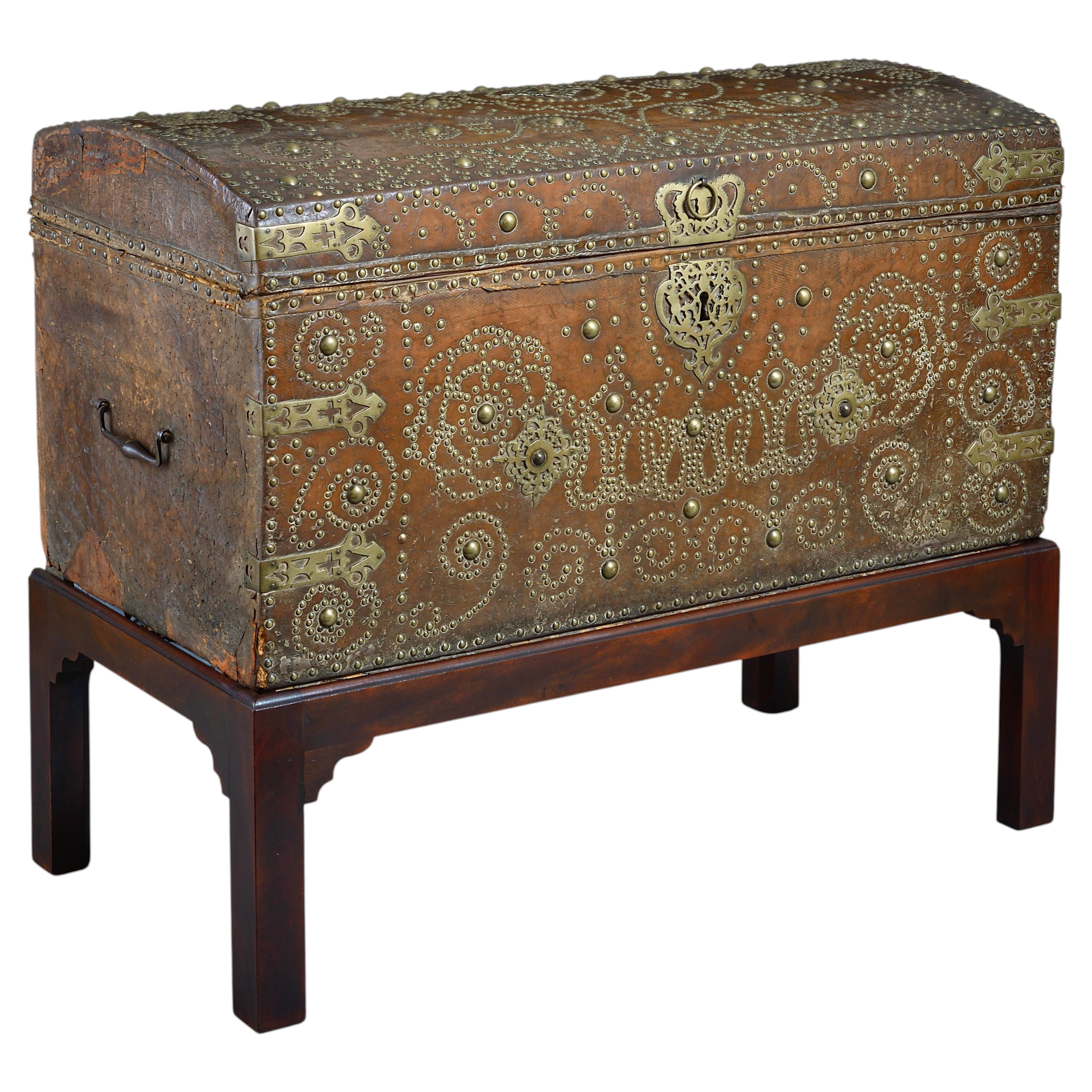 Baule in pelle di Giorgio II con montatura in ottone su supporto