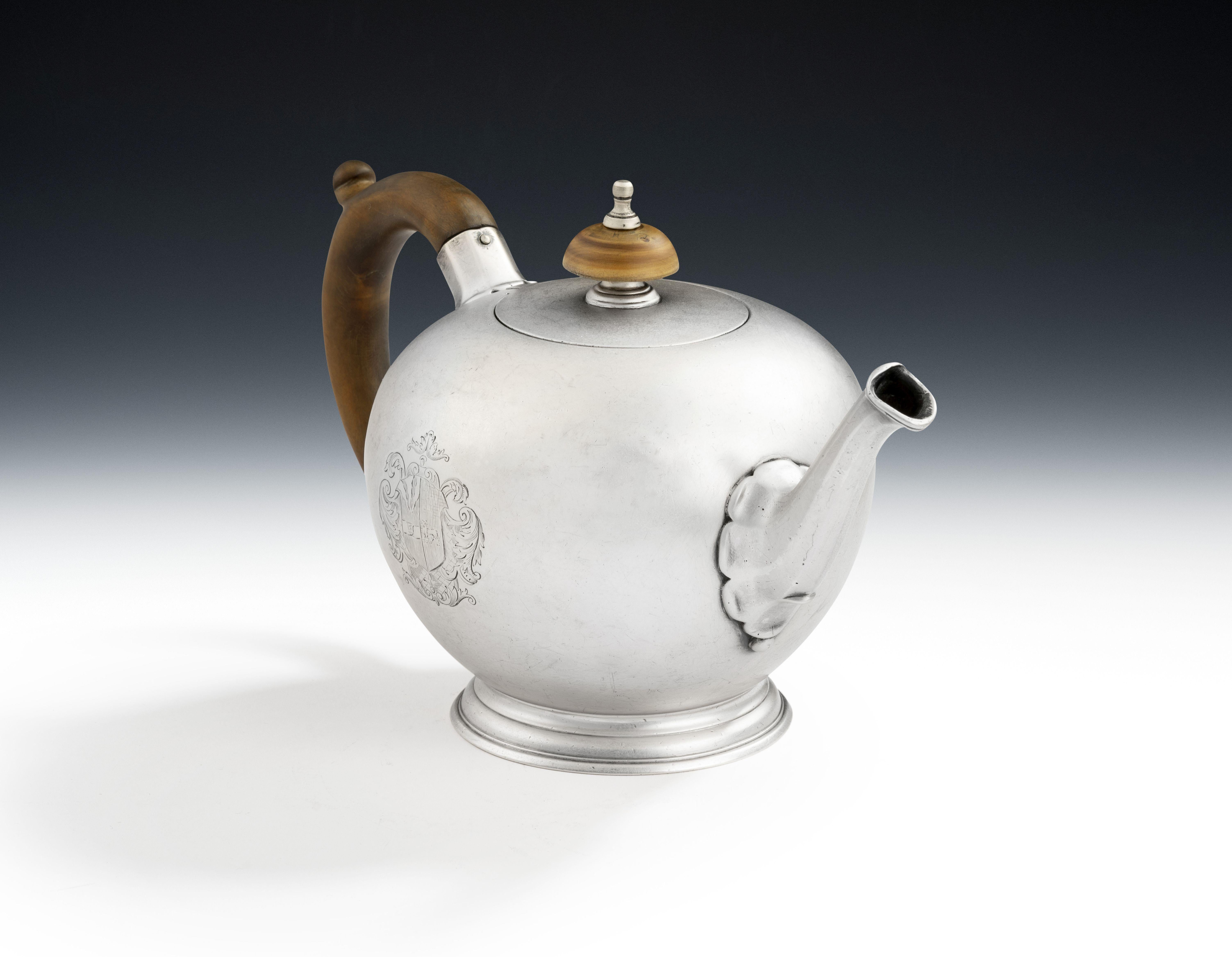 Eine sehr schöne Teekanne von John Swift aus dem Jahr 1734 in London.

Die kugelförmige Teekanne ist eine der bekanntesten Formen der George-II-Periode, und dies ist ein frühes Beispiel für diese Form.  Diese sehr schöne Teekanne hat einen