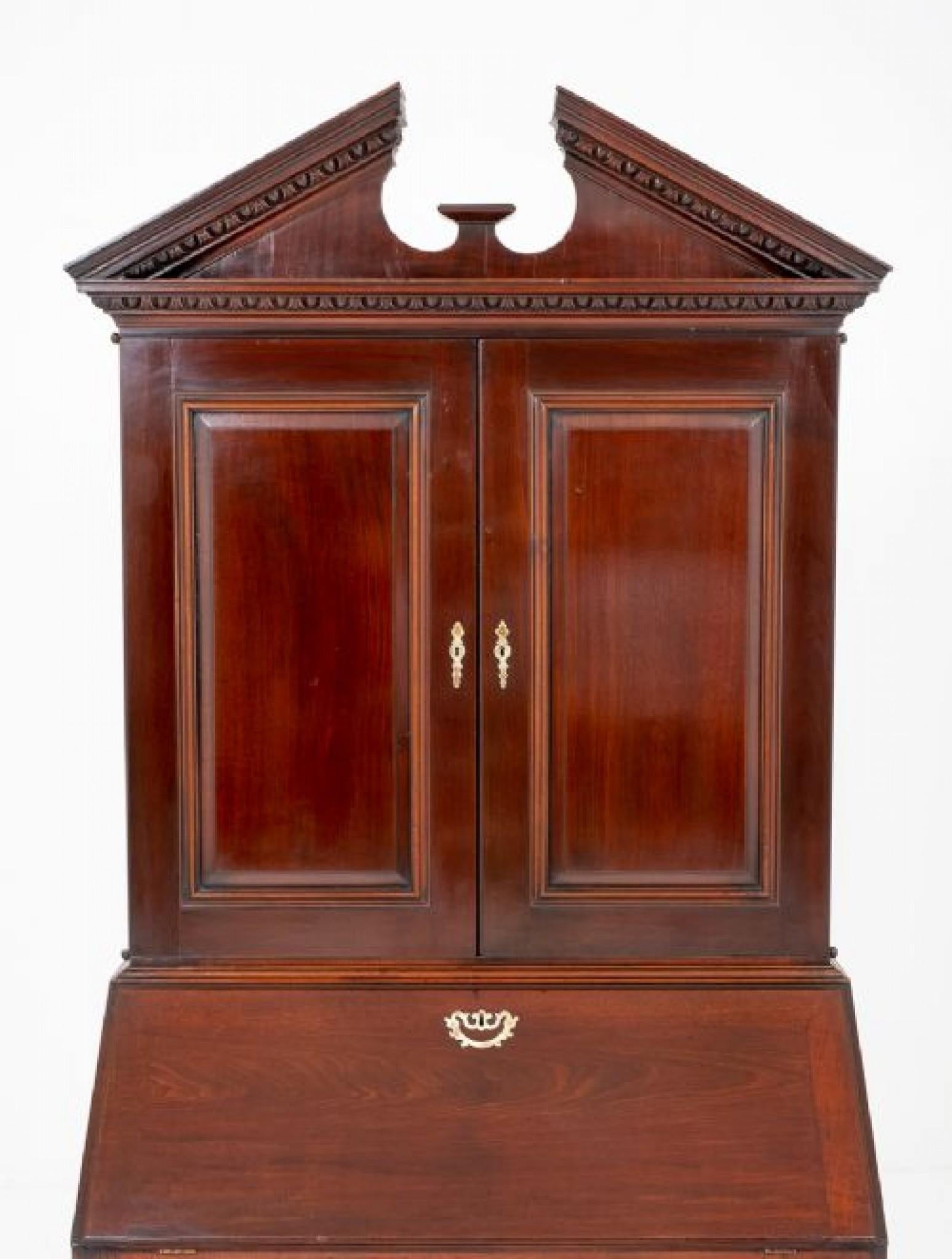 Libreria da ufficio in mogano George II.
Ha 4 cassetti graduati foderati in Oak con articoli originali in ottone.
L'apertura della caduta rivela una disposizione di cassetti a forma di serpentina, un armadio centrale a specchio e fori per i