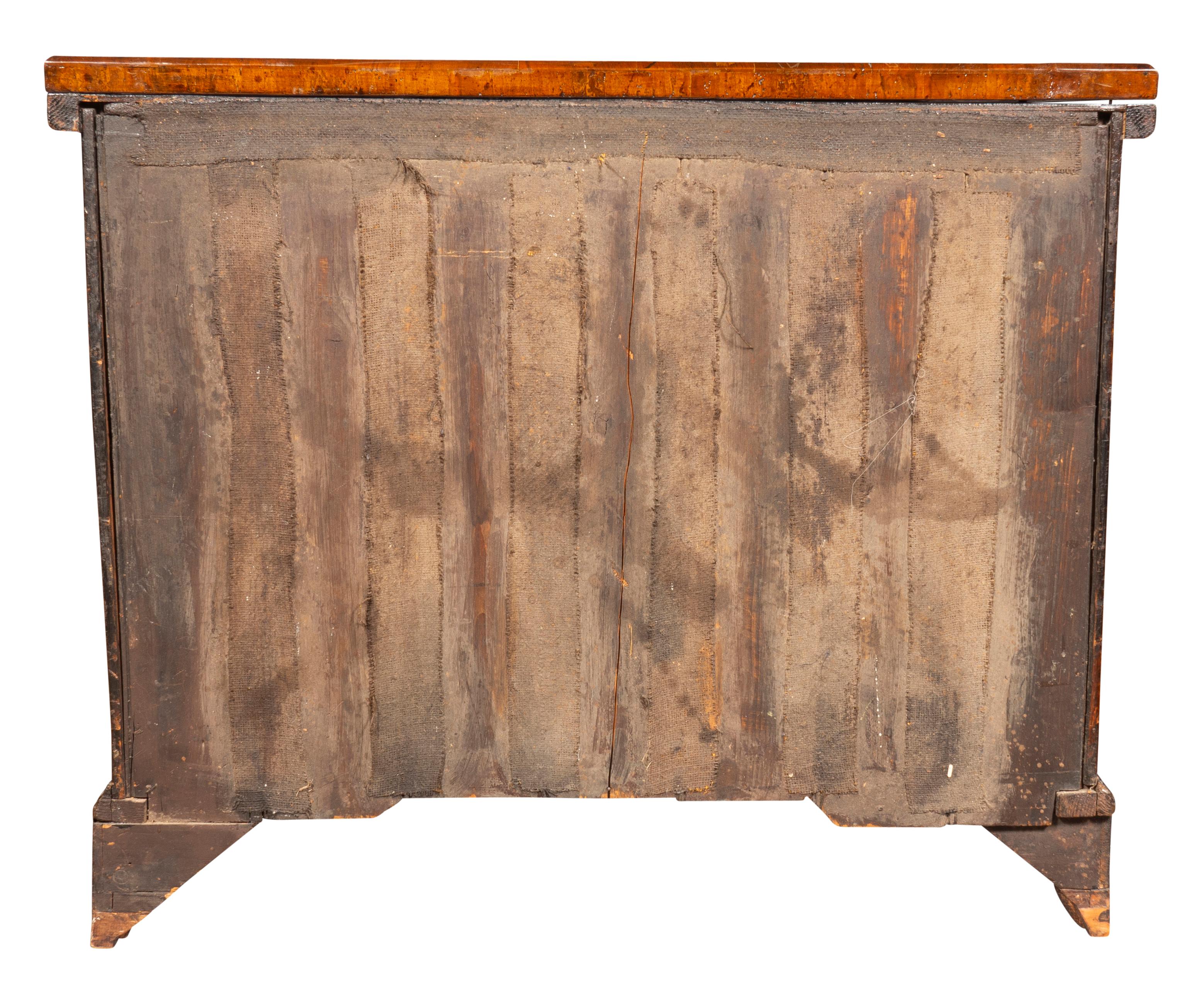 George II Burl Walnut Bachelors Chest In Good Condition For Sale In Essex, MA