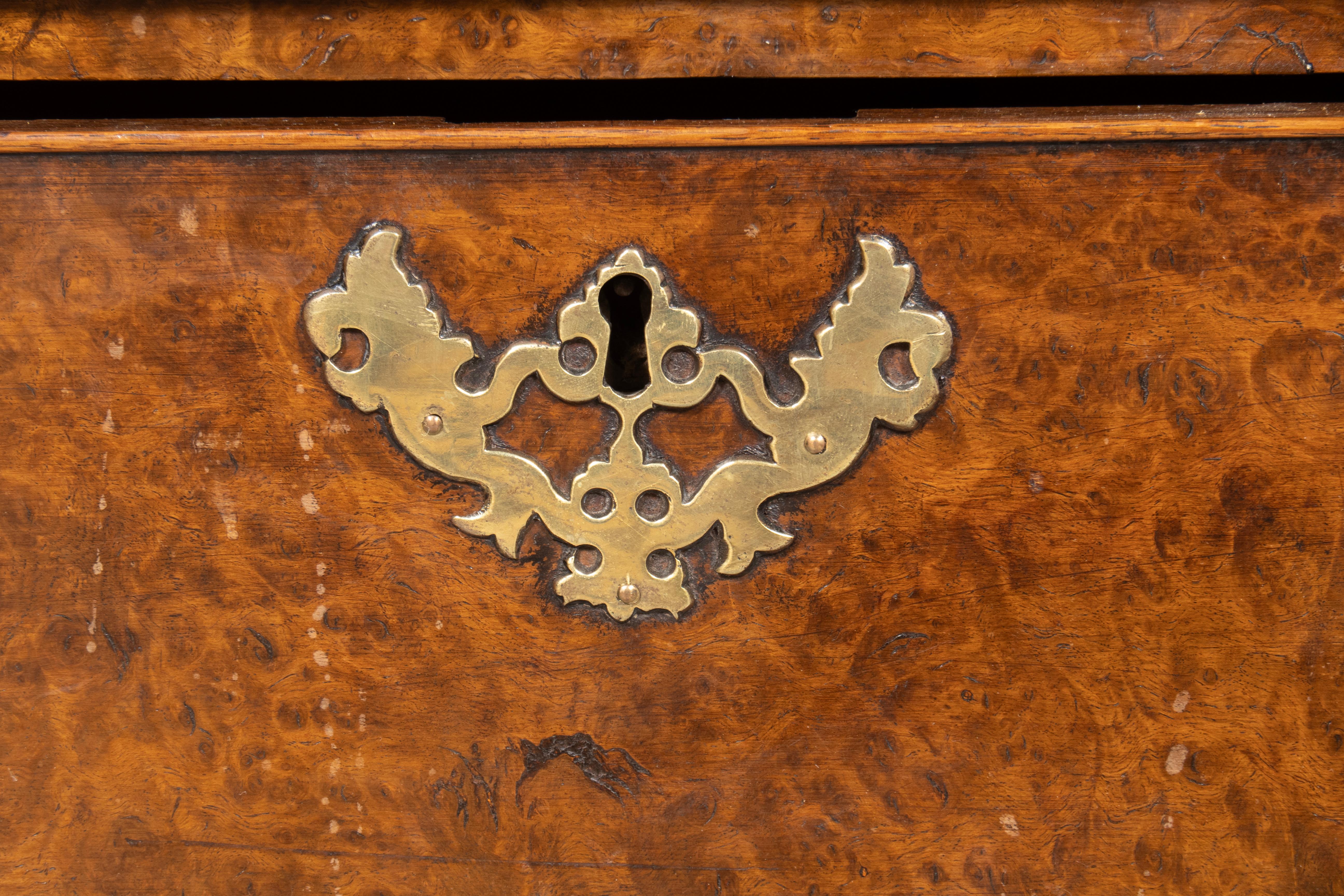 Commode George II en ronce de noyer en vente 1