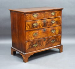 Commode George II en ronce de noyer