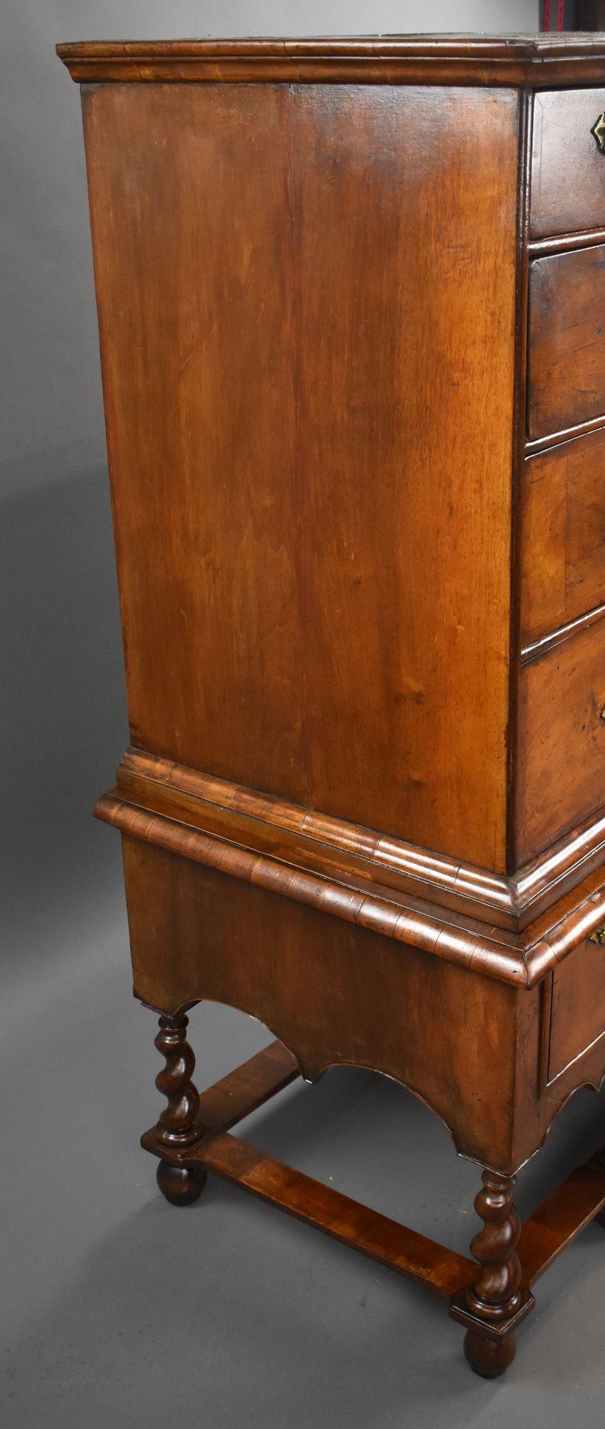 Fino al XVIII secolo Cassapanca in radica di noce George II su cavalletto in vendita