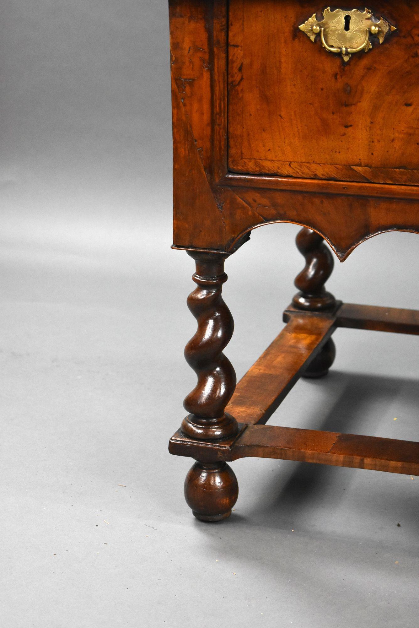 Cassapanca in radica di noce George II su cavalletto in vendita 1