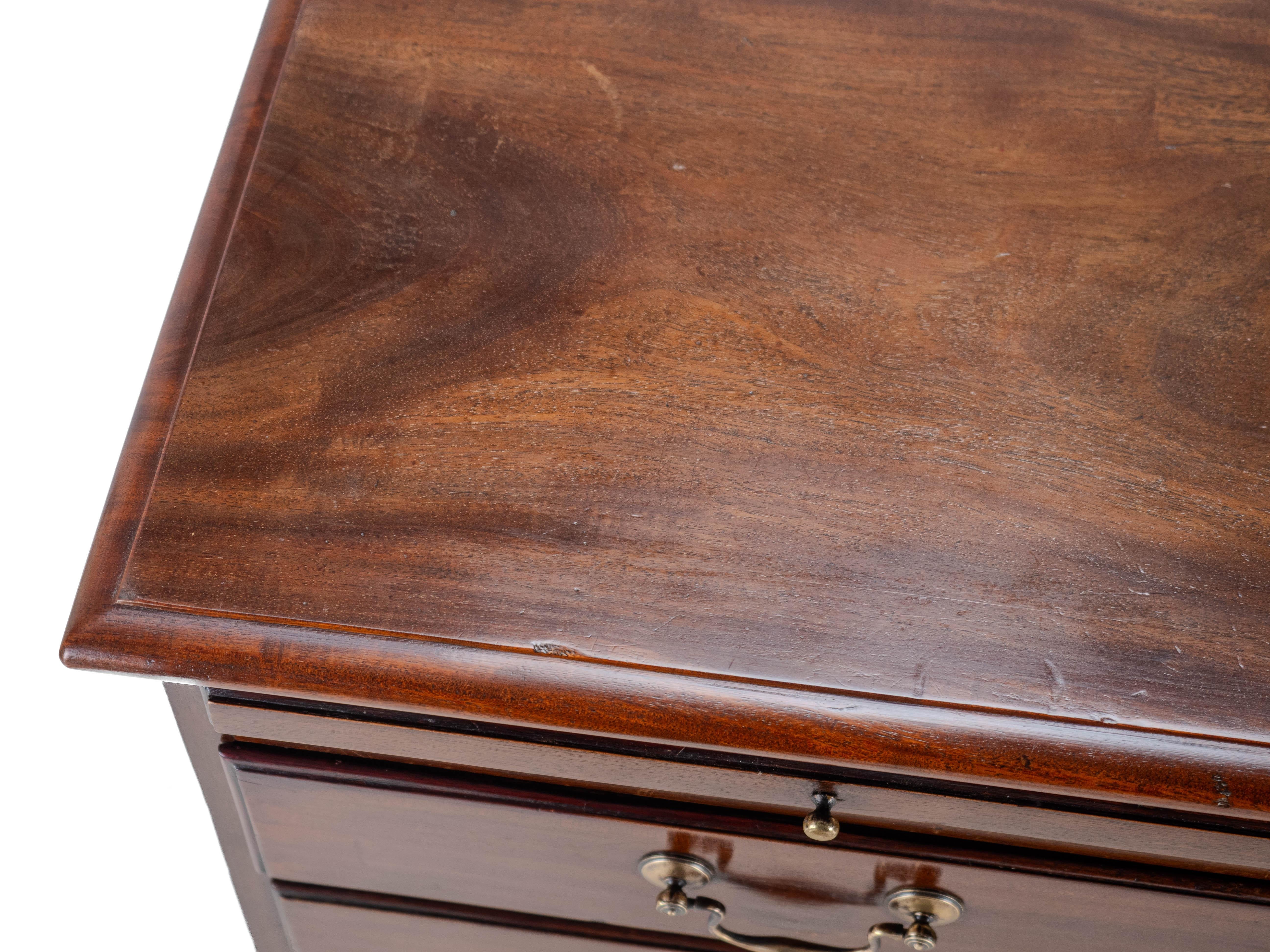 George II C18e Commode à tiroirs en acajou pour célibataires Slide à brossage de cuir C1750 en vente 4
