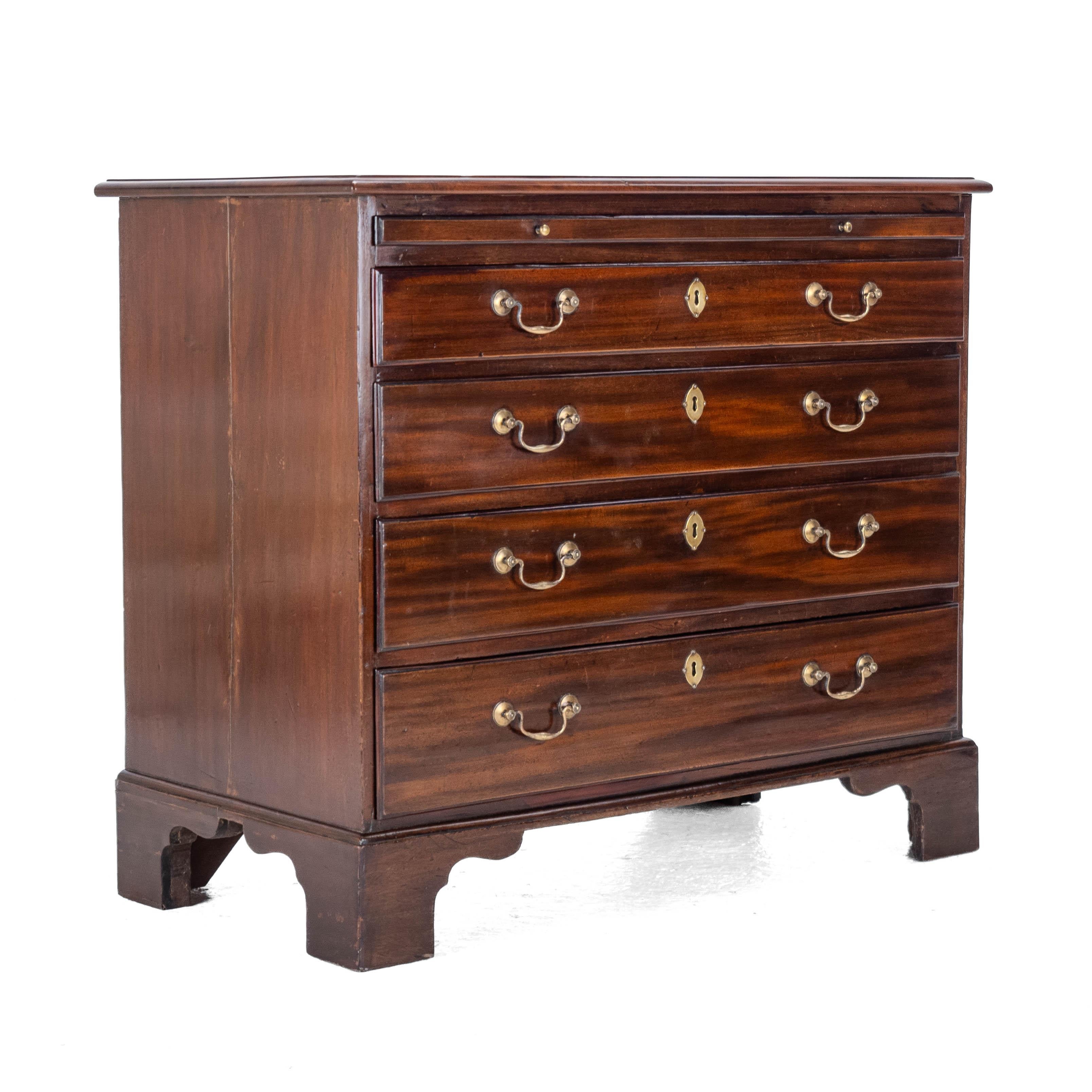 George II C18e Commode à tiroirs en acajou pour célibataires Slide à brossage de cuir C1750 en vente 6