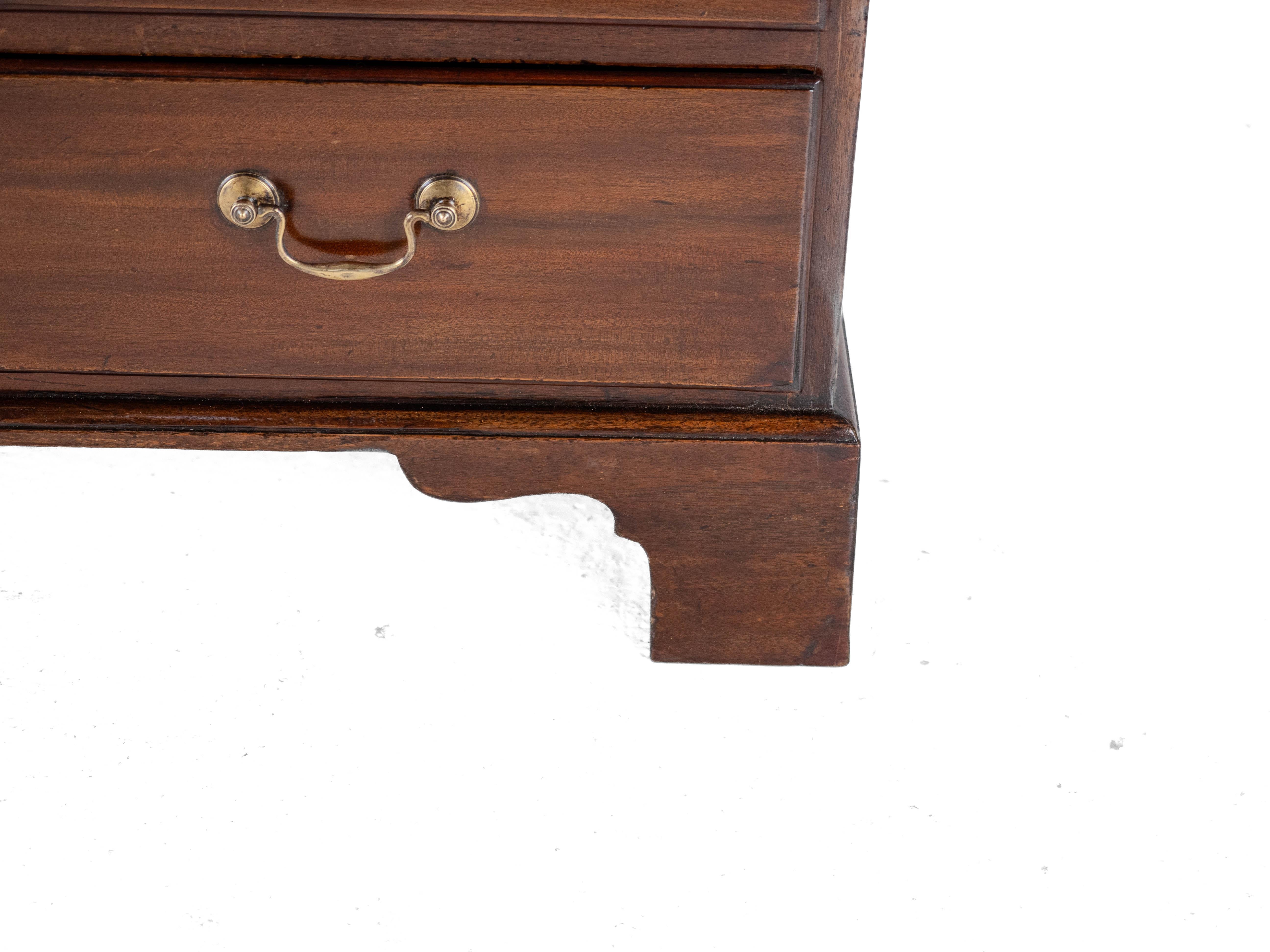 George II C18e Commode à tiroirs en acajou pour célibataires Slide à brossage de cuir C1750 en vente 9