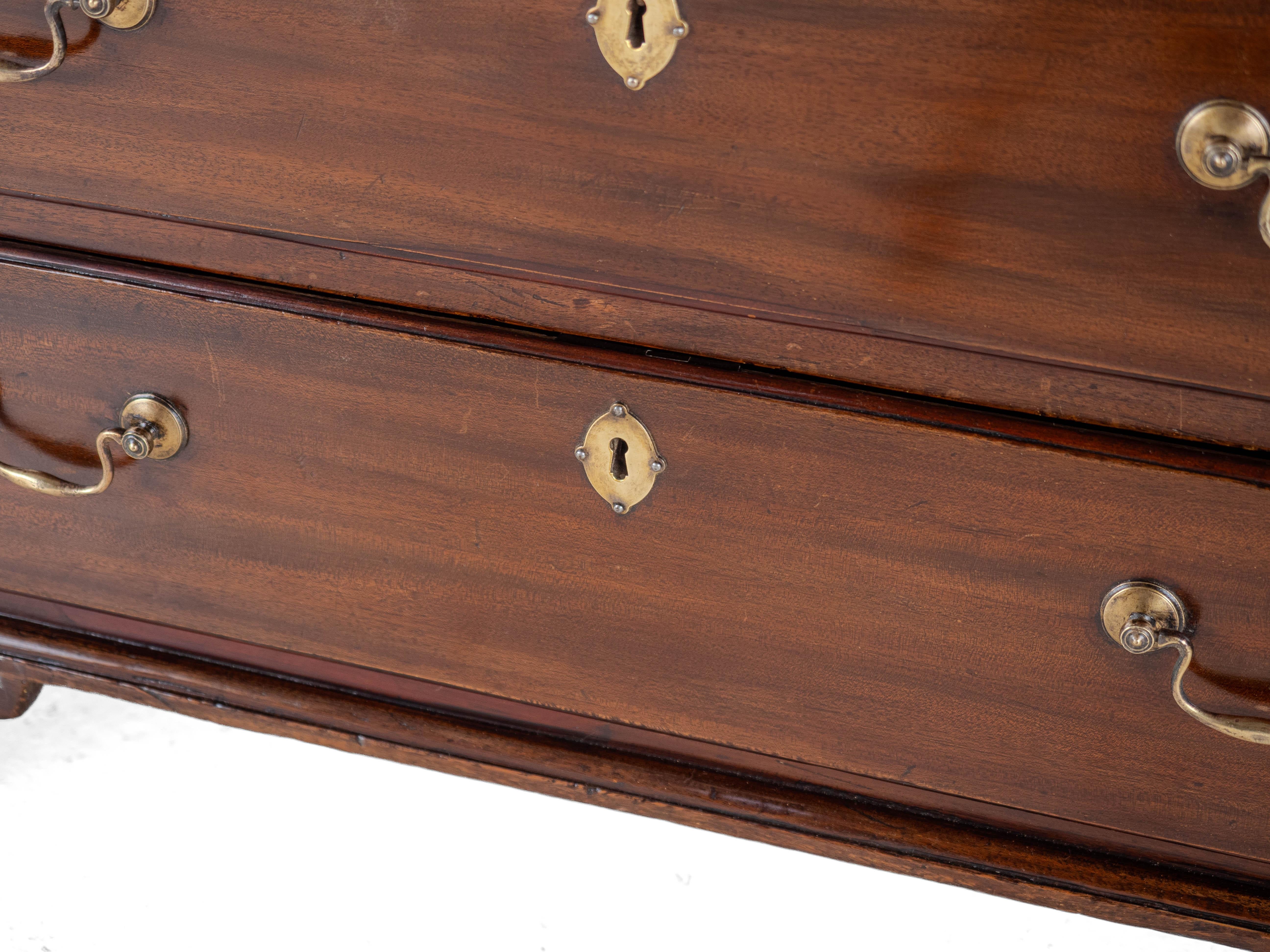 George II C18e Commode à tiroirs en acajou pour célibataires Slide à brossage de cuir C1750 en vente 11
