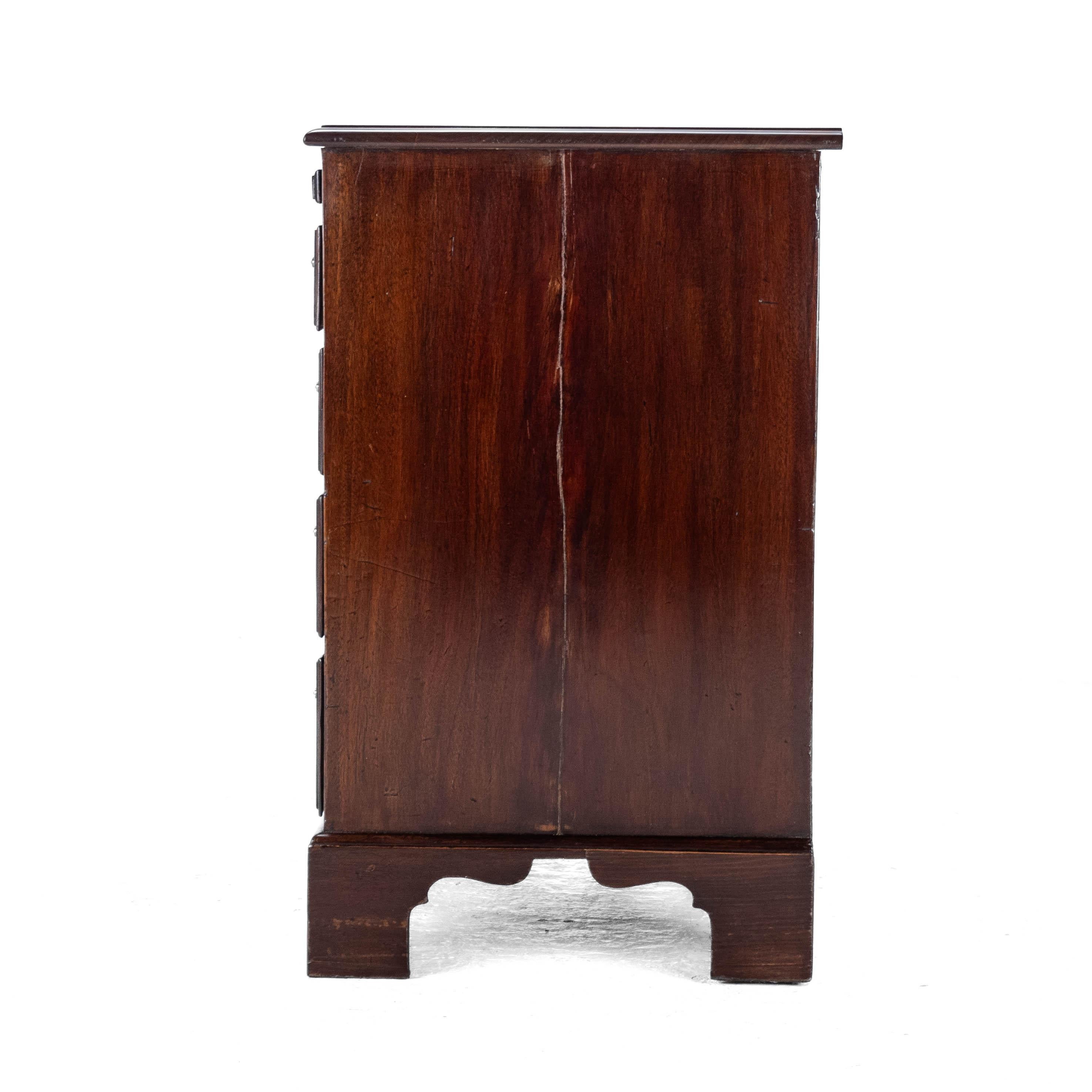 George II C18e Commode à tiroirs en acajou pour célibataires Slide à brossage de cuir C1750 en vente 12