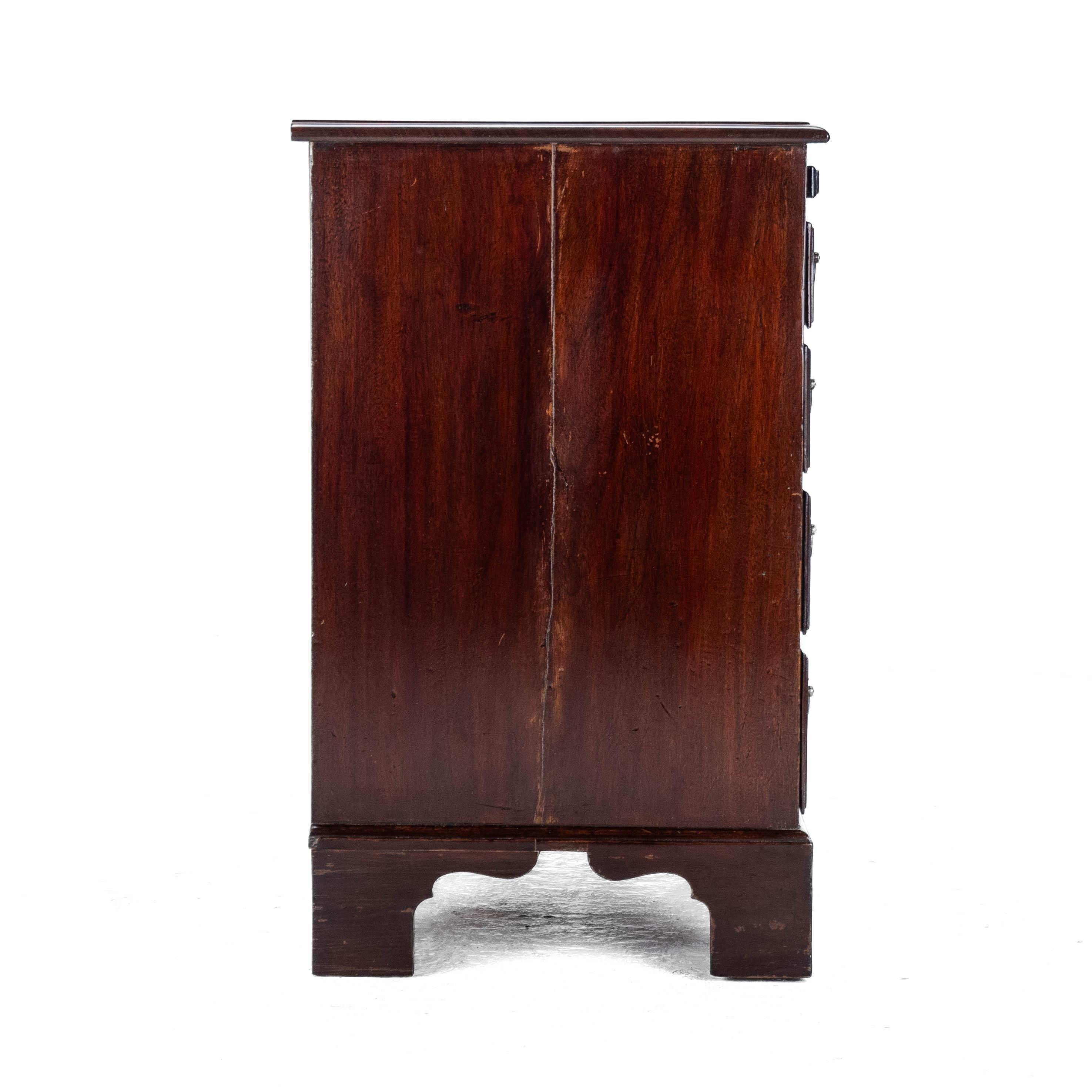 George II C18e Commode à tiroirs en acajou pour célibataires Slide à brossage de cuir C1750 en vente 13