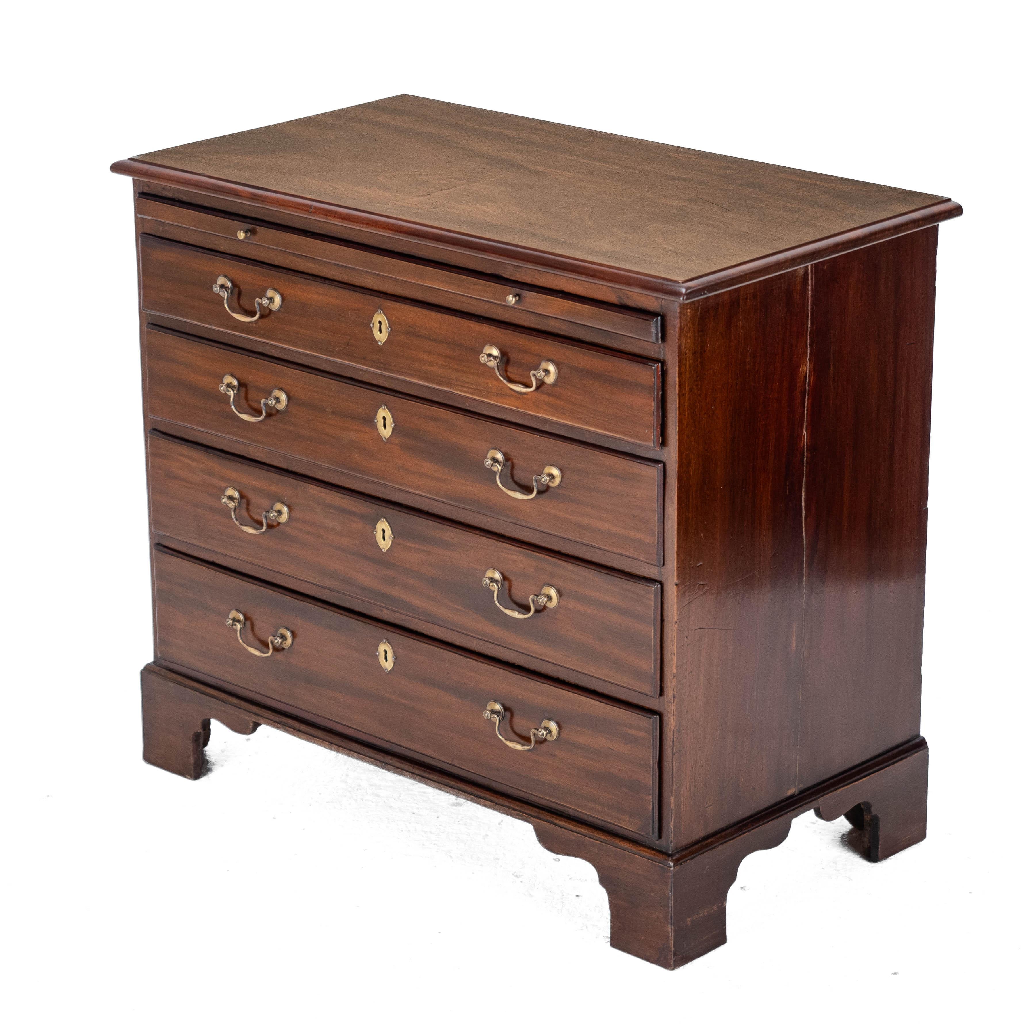 Anglais George II C18e Commode à tiroirs en acajou pour célibataires Slide à brossage de cuir C1750 en vente