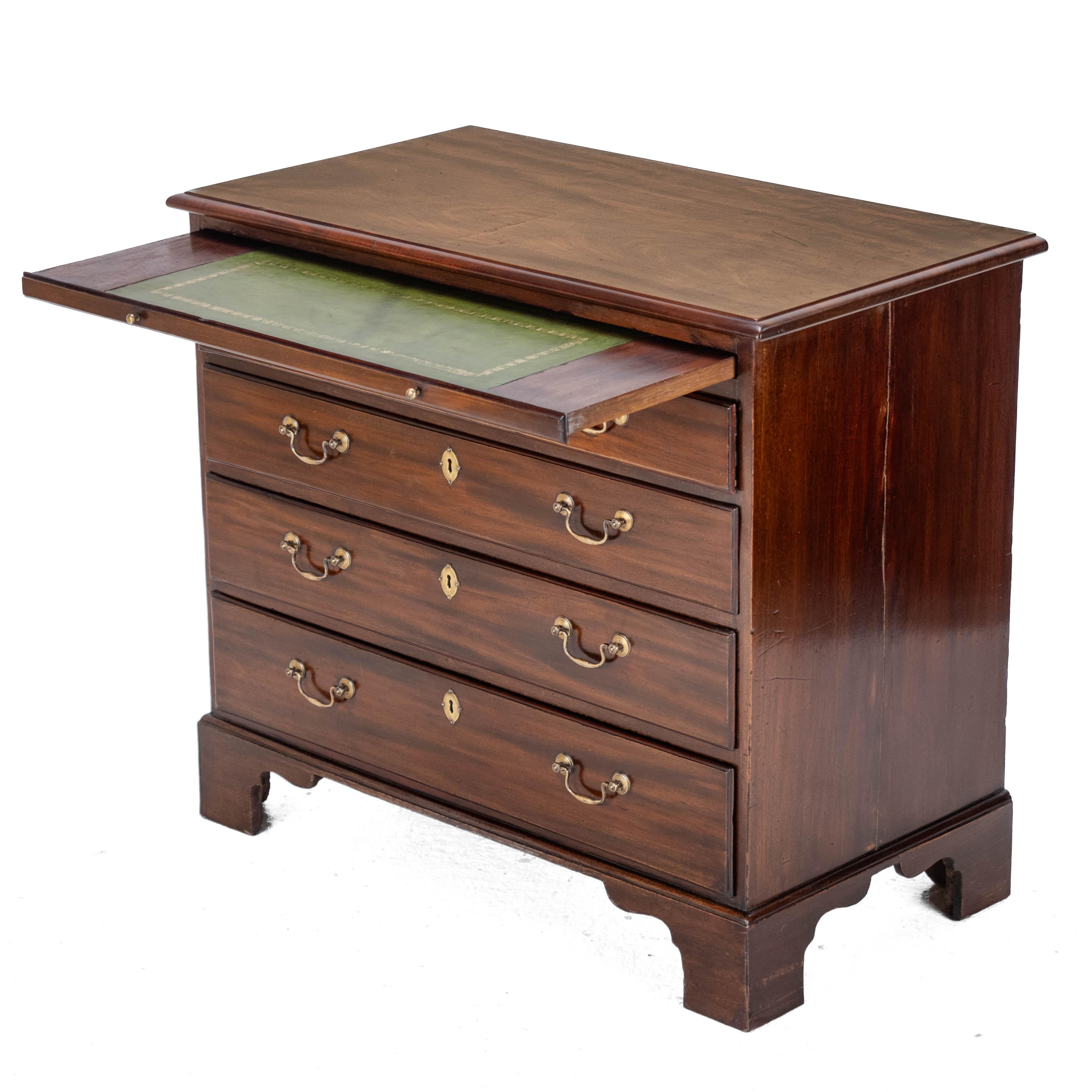 George II C18e Commode à tiroirs en acajou pour célibataires Slide à brossage de cuir C1750 Bon état - En vente à Leeds, GB