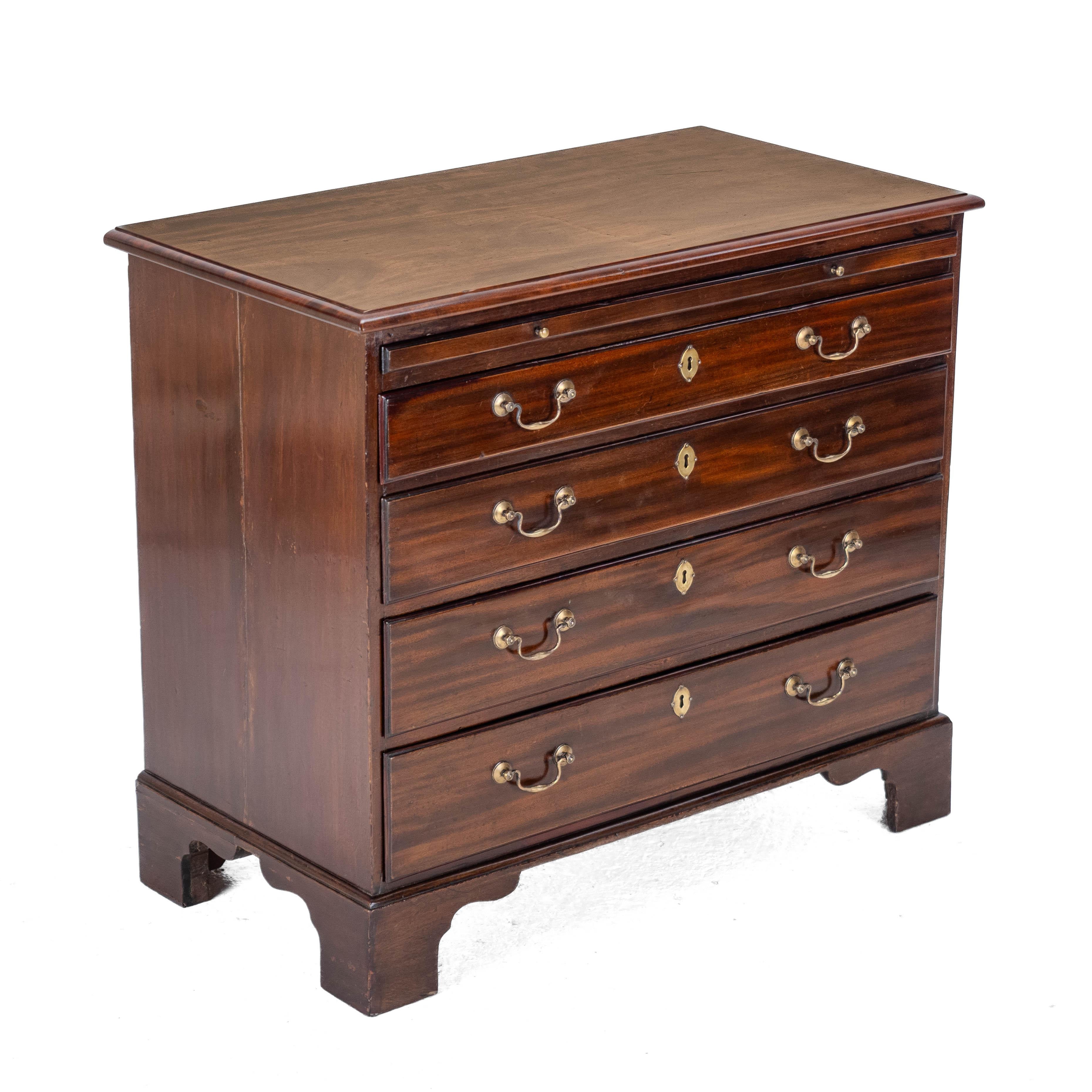 Laiton George II C18e Commode à tiroirs en acajou pour célibataires Slide à brossage de cuir C1750 en vente